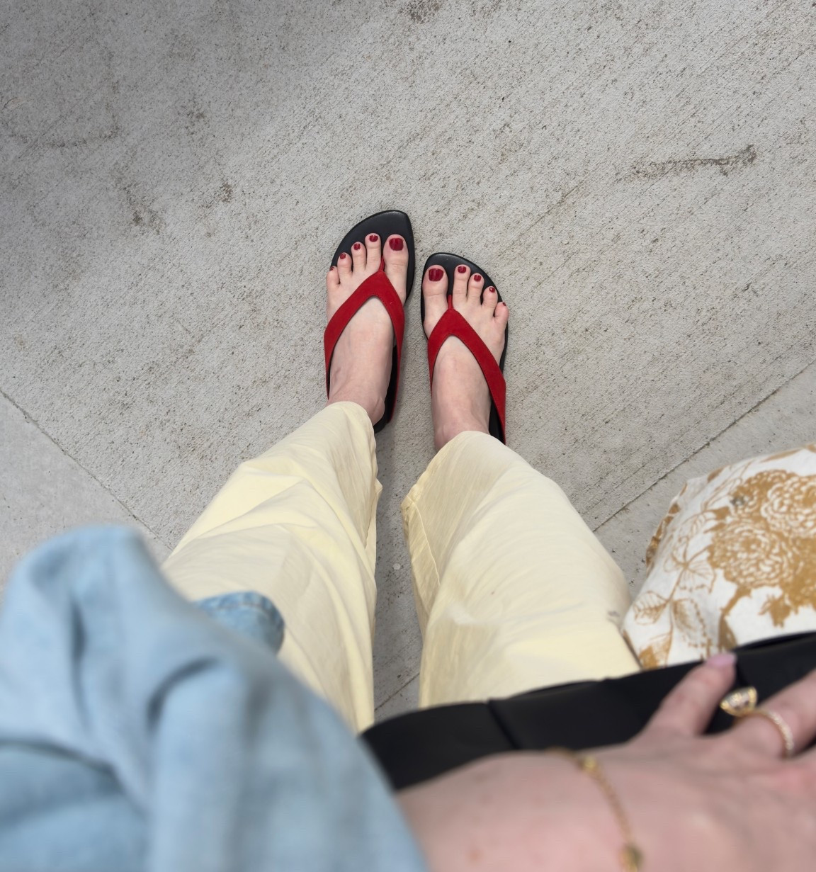 red suede and black leather sandals. wearing a size 6.5 (i’m
normally a 7)

#redflipflops #redsandals #suedesandals #zara

#LTKootd