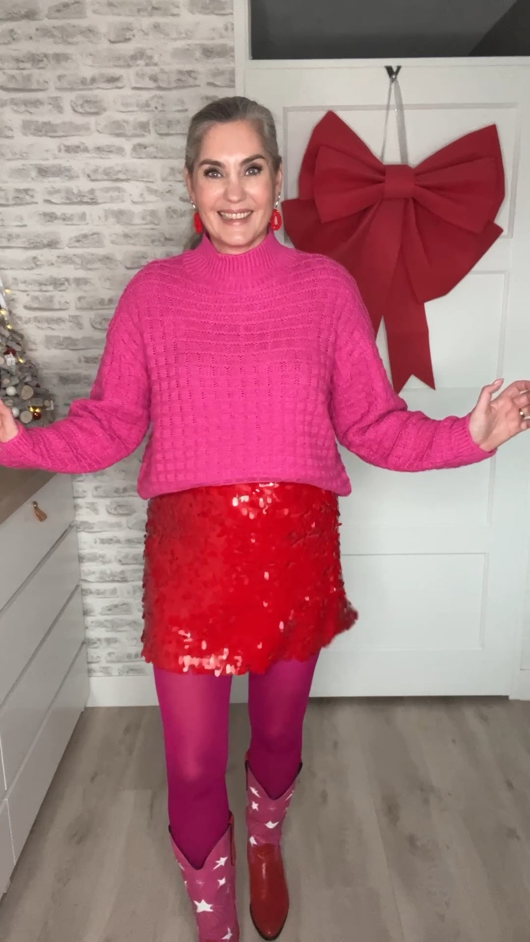 7 Days of non-black party looks - Day 2. Hot pink jumper (Hema), red beaded earrings, red sequin skirt, hot pink tights (Snag), red and pink boots (old Ramijntje x DWRS), pink velvet bow in hair. 



#LTKnederlands #LTKeurope #LTKpartywear
