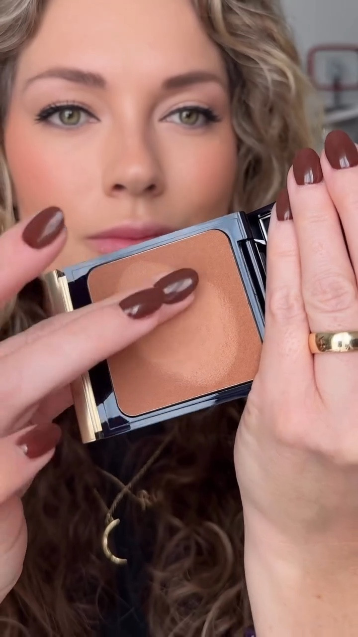 @kevynaucoin really sets the standard for quality. This creamy blend-able Bronzer is 🙌. There’s just something about this cosmetic line that always hits the mark. Natural looking, easy to blend, pigmented and pulls a look together. 💜💜💜✨🫶🏻

@kevynaucoin 

#instagood #instagram #beauty #instadaily #makeup #fyp