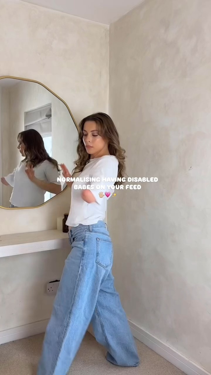 Raided the boyfriends wardrobe for this one 🤫

I really just love baggy oversized clothes it’s a comfort thing 💗

White tee & baggy jeans: @abercrombie
Jumper: @massimodutti
Blazer: charity shop find
Bag: @zalando
Trainers: @adidas

#disabledfashion #ootd #oversizedblazer #onehand #limbdifference #autumnfashion #winterfashion #grwm #casuallook 

 #LTKuk