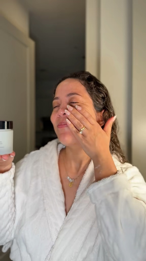 Y es que cuidar mi piel se ha hecho 
Mi prioridad

#LTKOver40 #LTKmomlife #LTKBeauty