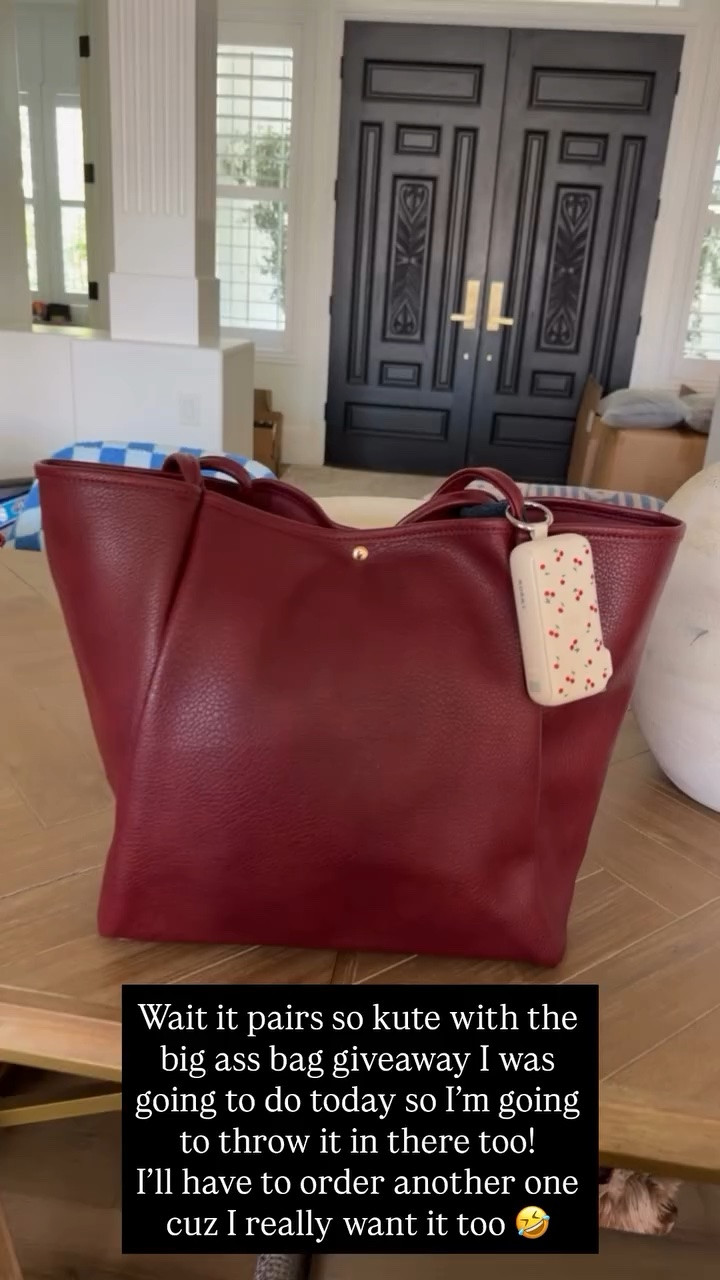 Wait it pairs so kute with the big ass bag giveaway I was going to do today so I’m going to throw it in there too! 
I’ll have to order another one cuz I really want it too 🤣