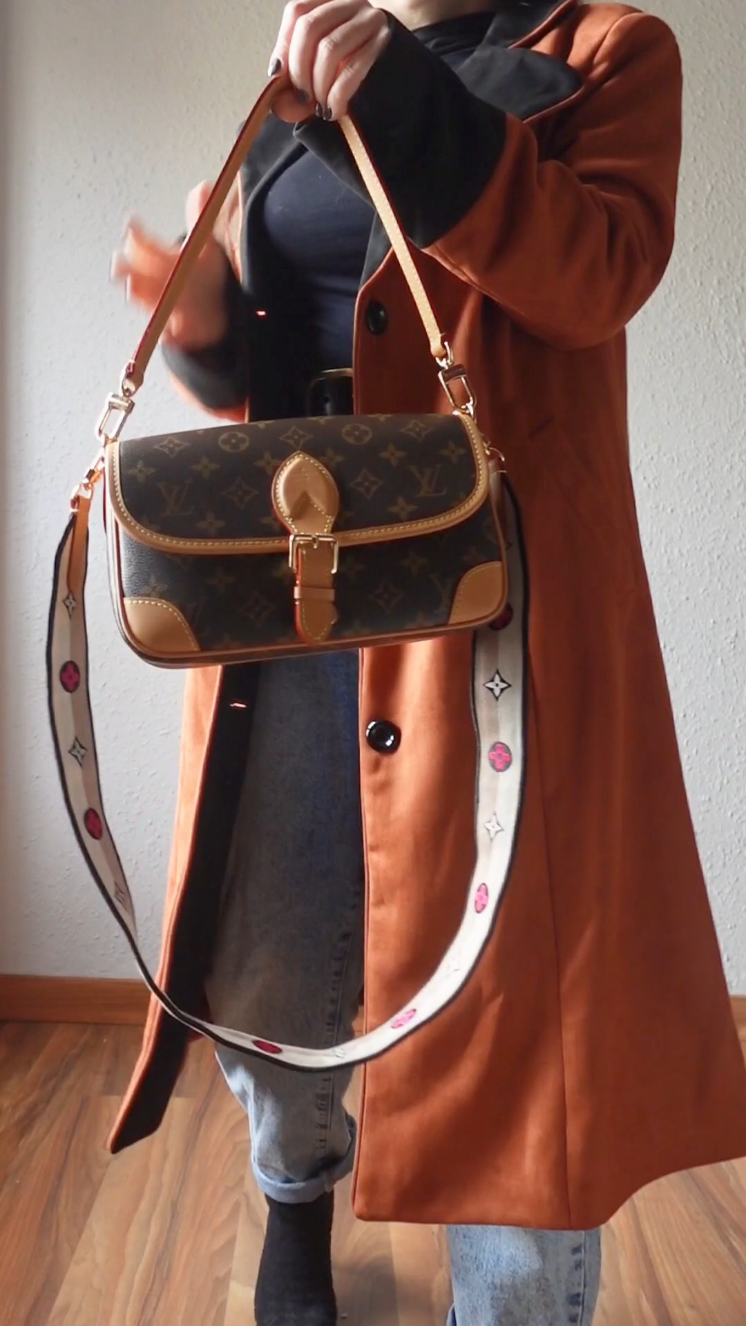 Styling winter and spring mom jeans outfit as a Petite woman of 4'11/150cm.Wearing suede oversize coat- use code 20KRIS.LV Diane bagAnd ankle boots

#LTKPetite #LTKMidsize #LTKootd