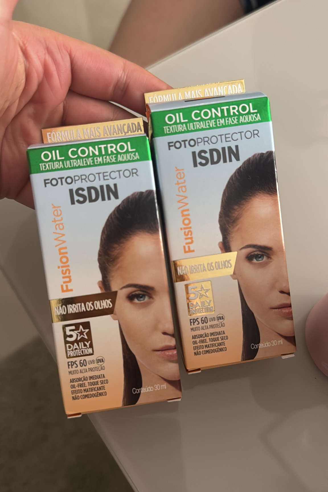 O melhor do ano!!! Isdin Fotoprotector 
Versão 30 ml, ótima para carregar na bolsa
Deixa a pele hidratada mas não fica oleosa. 
Não arde os olhos. 

#LTKbeauty