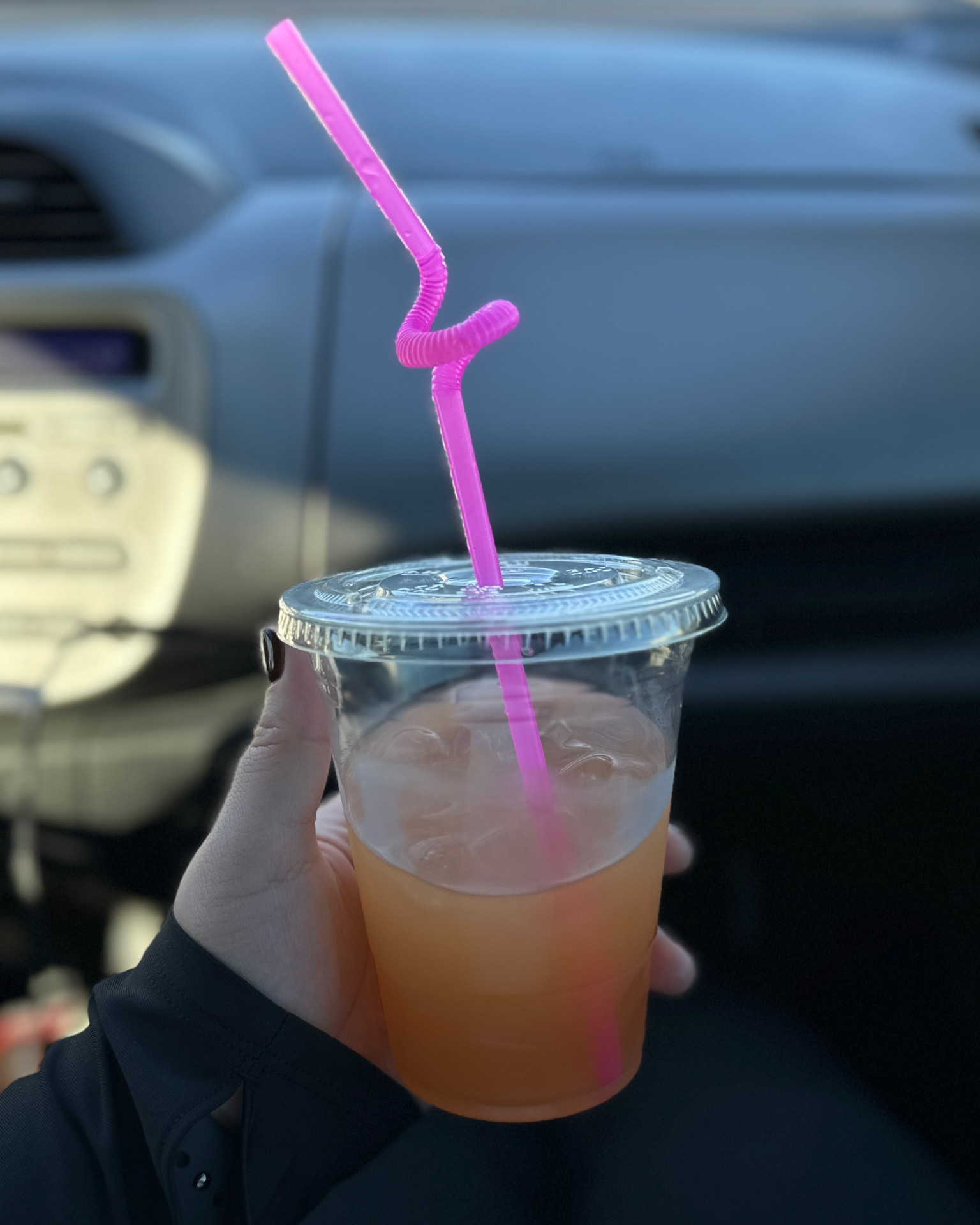 This is my favorite OxyShred flavor—Mango! 🥭🍑 Flavor wise, it tastes like juice— It works as a preworkout and fat burner in one. ✨