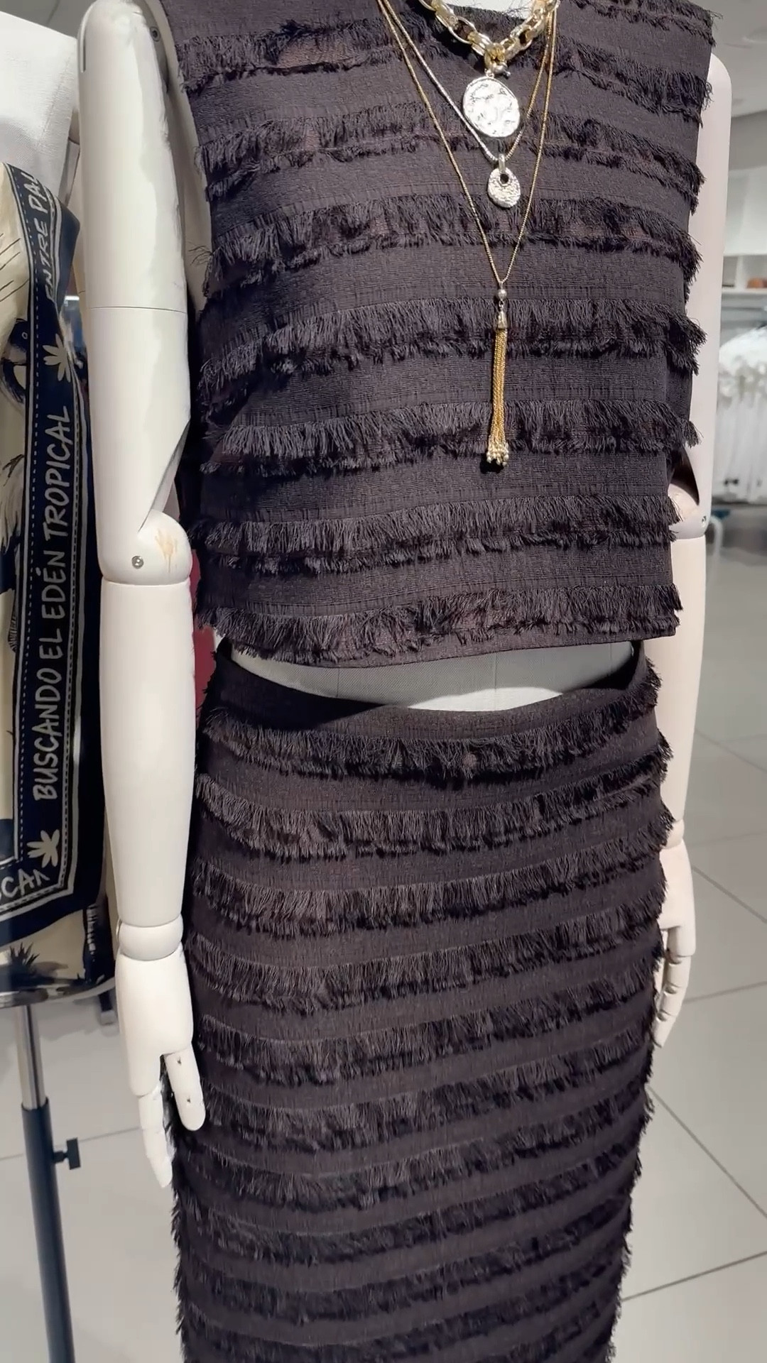 If I were having dinner in Capri… this would be the look.
A black co-ord with just the right amount of texture and elegance—pair it with red lipstick, gold accessories, and you’re ready.
This H&M top + skirt set is giving effortless sophistication with a modern twist.
Perfect for summer nights, statement moments, and fashion-forward searches.
#hm2025 #modestfashion #summeroutfit #ootd #fashioninspo #coordinatedset #topandskirt #coords #eurosummer #caprivibes #hmstyle #matchingset #nightlook


#LTKitalia #LTKsummer #LTKstyletip