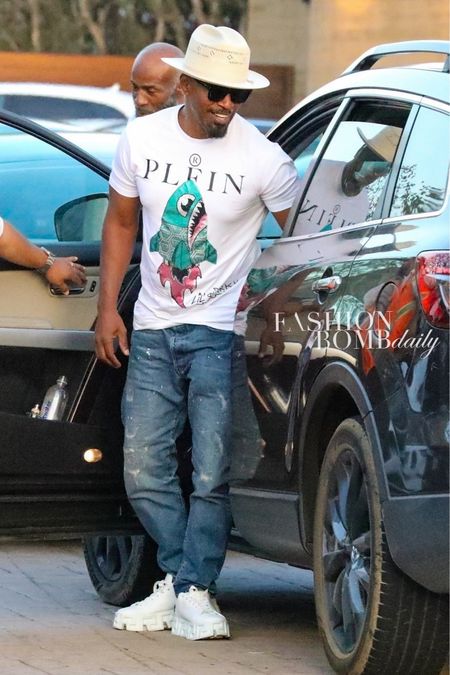 @iamjamiefoxx stepped out in #losangeles in a @philipppleinofficial t-shirt and $920
#versace Greco sneakers. Shop his look at the link in bio!
1 Backgrid #jamiefoxx #jamiefoxxfbd