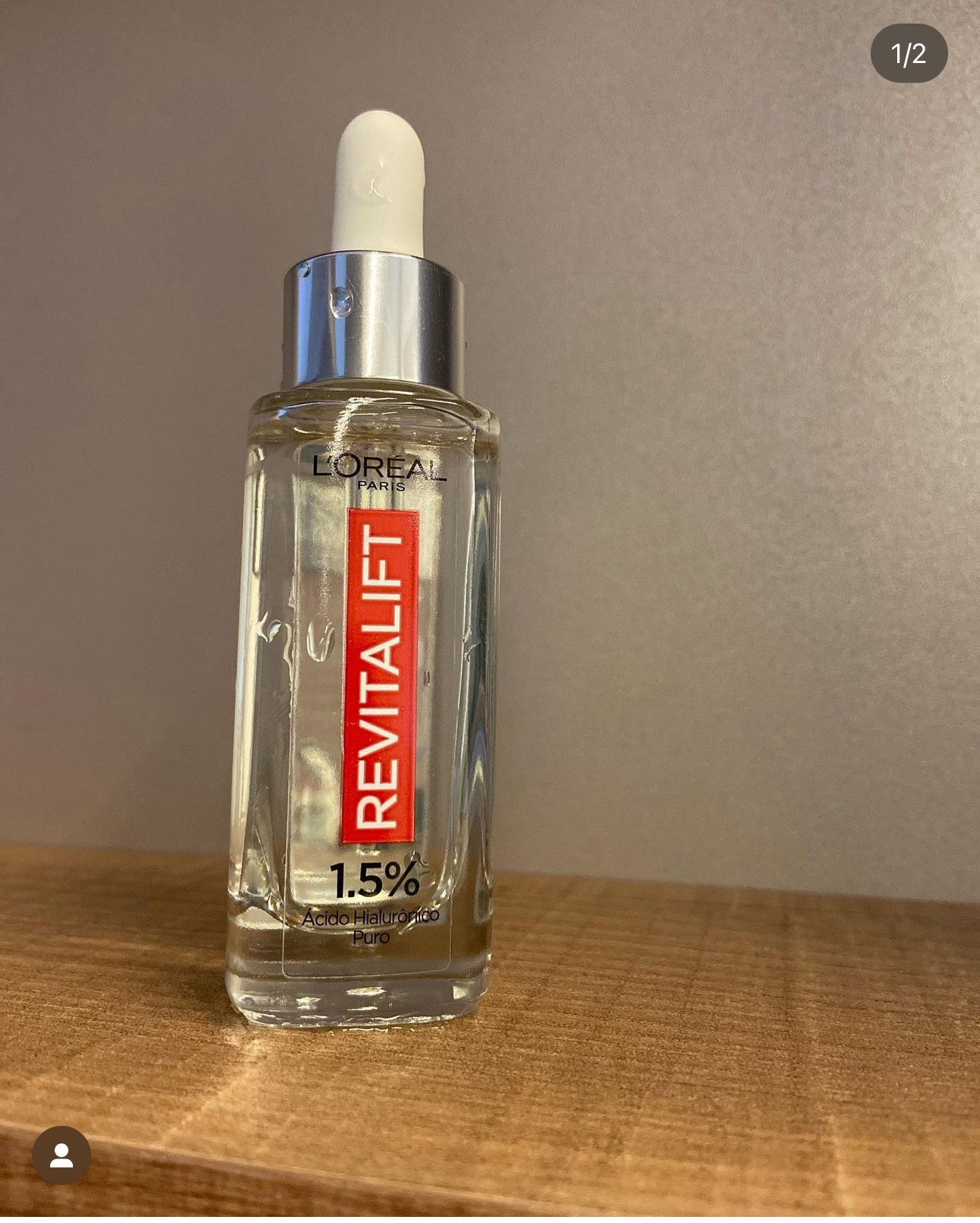 Estou usando o novo, não tão novo, Sérum Preenchedor Revitalift Hialurônico de L'Oréal Paris, sérum anti-idade com ação preenchedora.

Como prometido, a fórmula possui uma rápida absorção, sem sensação oleosa e não obstrui os poros, uma aguinha na pele.

Diz possuir 1,5% de ácido Hialurônico, com sensação de pele hidrata a pele e a promessa de redução de até 40% das linhas de expressão em até 4 semanas.

Estou na primeira semana e sinto que a pele está mais hidratada e viçosa.

O que a marca diz:

Ácido Hialurônico: o que é e como age na pele?
É uma substância produzida naturalmente pelo organismo e presente na pele, mas a sua produção decai com o passar dos anos. Possui um alto poder preenchedor, capaz de manter até 1000 vezes o seu peso em água hidratando e preenchendo a pele, devolvendo a vitalidade e combatendo linhas de expressão.

No Sérum Revitalift Hialurônico de L’Oréal Paris, ele está presente em duas versões:
- MICRO ÁCIDO HIALURÔNICO: hidrata e preenche a superfície da pele
- MACRO ÁCIDO HIALURÔNICO: penetra profundamente preenchendo rugas e linhas de expressão

Resultados Visíveis:
- Em uma semana*: a pele parece mais radiante, com sensação de preenchida e firme.
- Em duas semanas**: redução das linhas de expressão (-19%) e redução de rugas (-14%).
- Em 4 semanas**: redução das linhas de expressão (-40%) e redução de rugas (-31%).

Tenho usado apenas pela manhã, mas pode ser utilizado manhã e/ou noite, aplicando 2-3 gotas no rosto e pescoço. 

Minha rotina facial inclui vitamina C, o  Sérum Revitalift, Hidratante e Protetor Solar.
Não senti que a introdução do Revitalift na rotina tenha deixado a pele mais carregada, oleosa ou atrapalhado na maquiagem.

A venda em todas as farmácias e sites. 