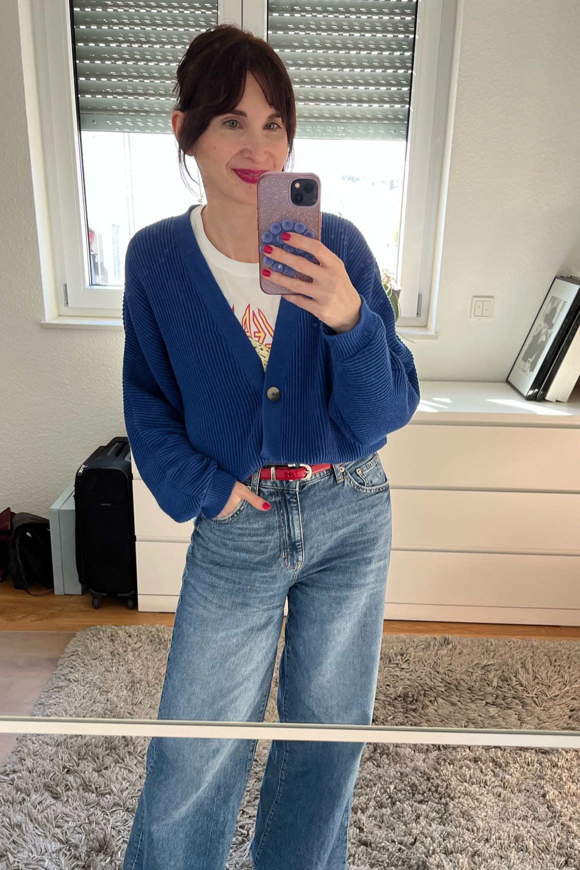 Zur Wide-Leg-Jeans kombiniere ich meinen blauen Cardigan und einen roten Lack-Gürtel ❤️ Spannender wird der Look durch das Print-Shirt das unter der Strickjacke hervorblitzt ✨

#jeans #cardigan #herbst

#LTKdeutschland #LTKautumn #LTKstyletip