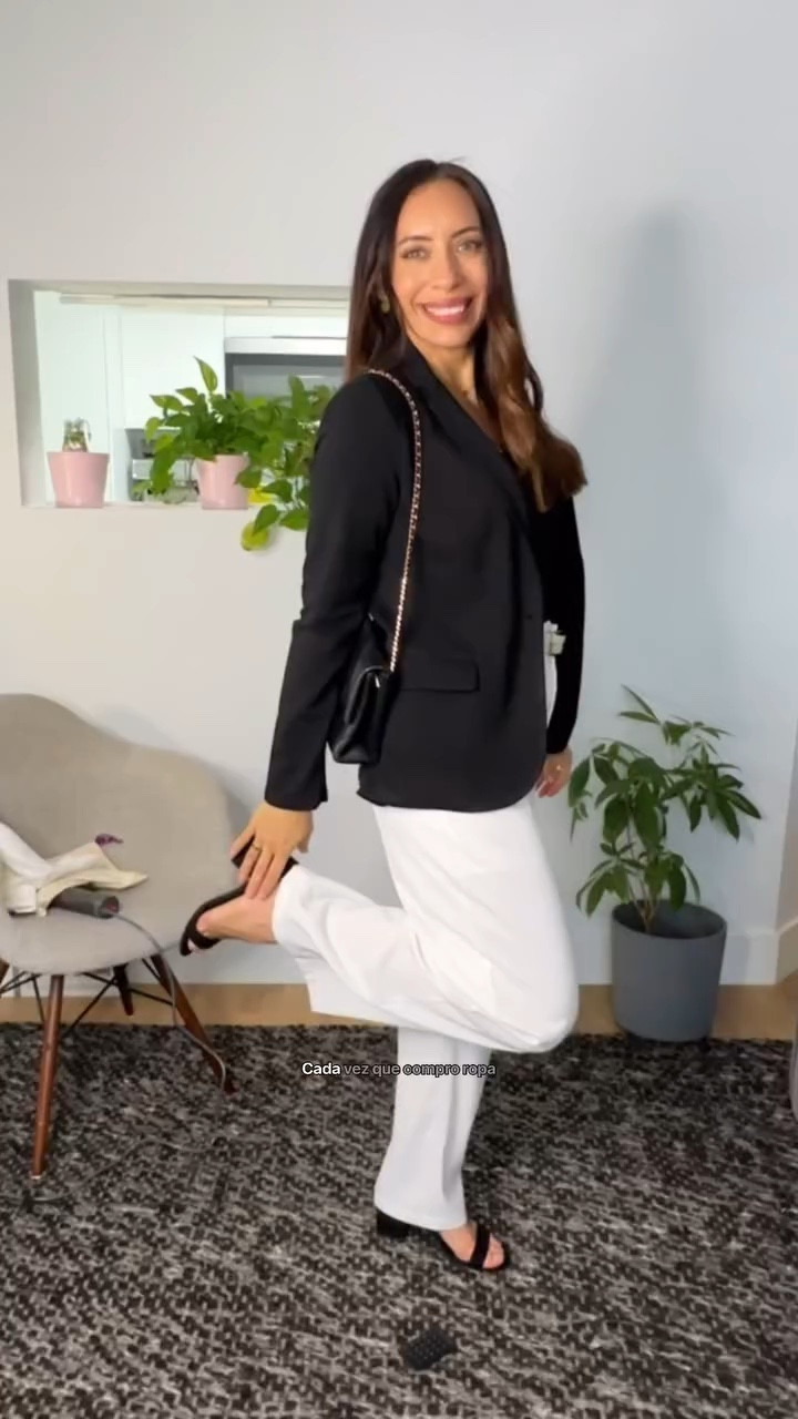 ¿Cuál es tu favorito? 
🤩 3 outfits con pantalón blanco en caso de que te quieras comprar uno y no sepas cómo combinarlo.

Después de tener 😜#mineveracomounbuffet vamos con #miclosetcomounatienda 🫶🏻
#comprainteligente 

👋Esto de grabar outfits de está haciendo más difícil que grabar recetas 😂 pero me divierto!!

#pantalonblanco #outfit #outfitoftheday #basicosdearmario #capsulewardrobe #oodt #ropa #oldmoney #oldmoneyaesthetic #ropamujer