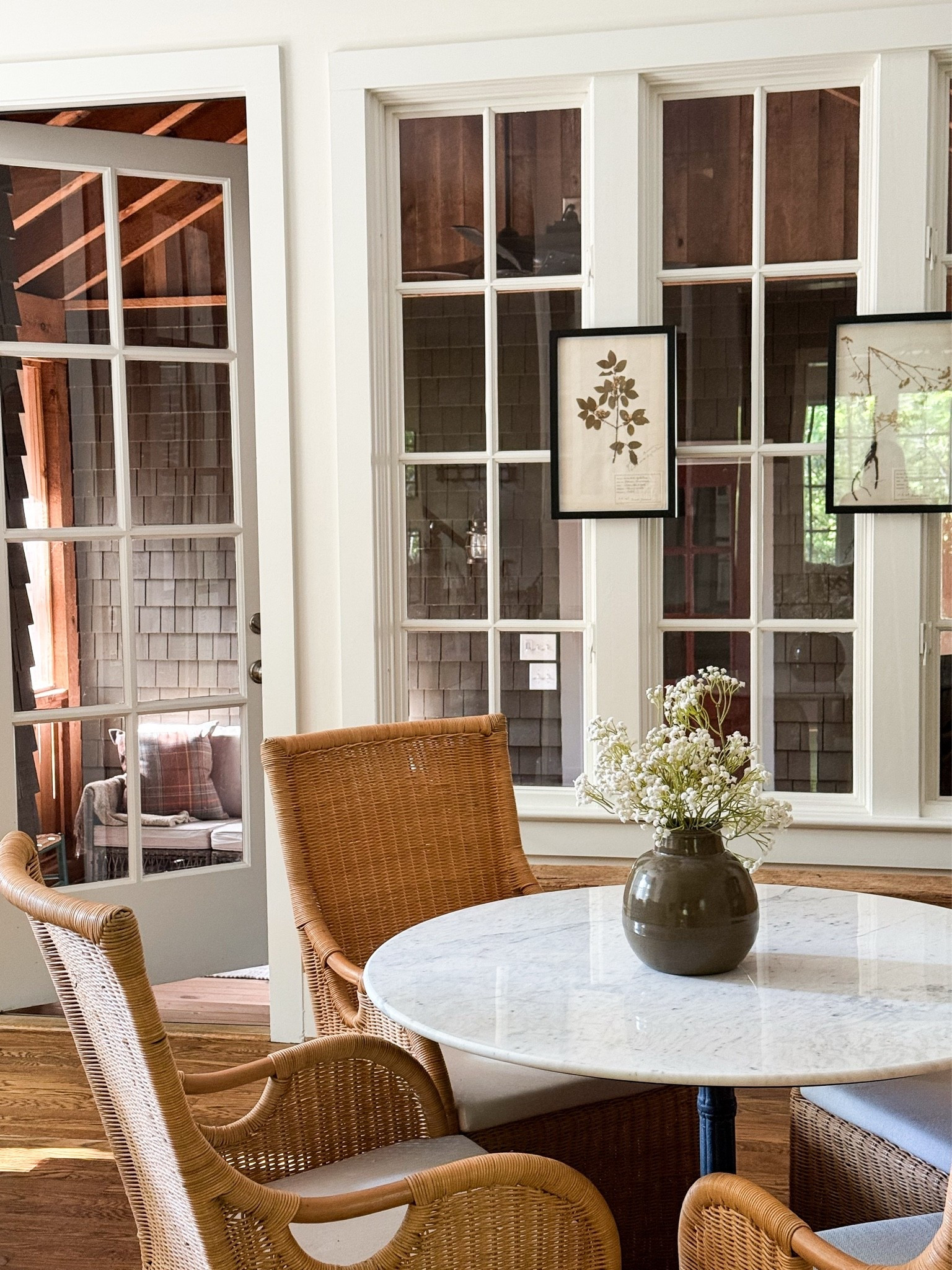 Breakfast table, kitchen table, eat in kitchen, marble bistro table