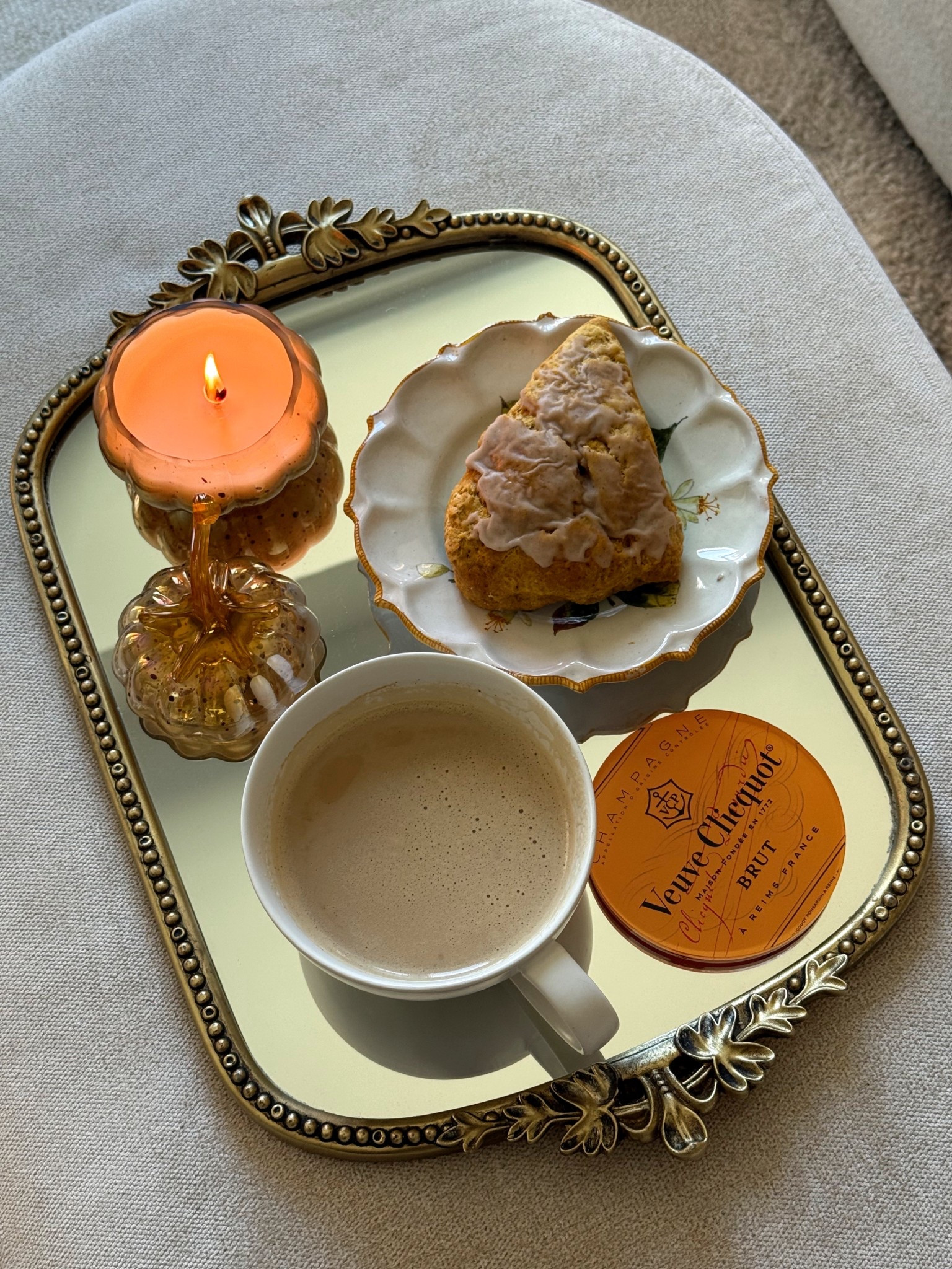 fall decor 🍂
Obsessed with these pumpkin candles from Anthropologie! This mirror vanity tray is perfect for a coffee table