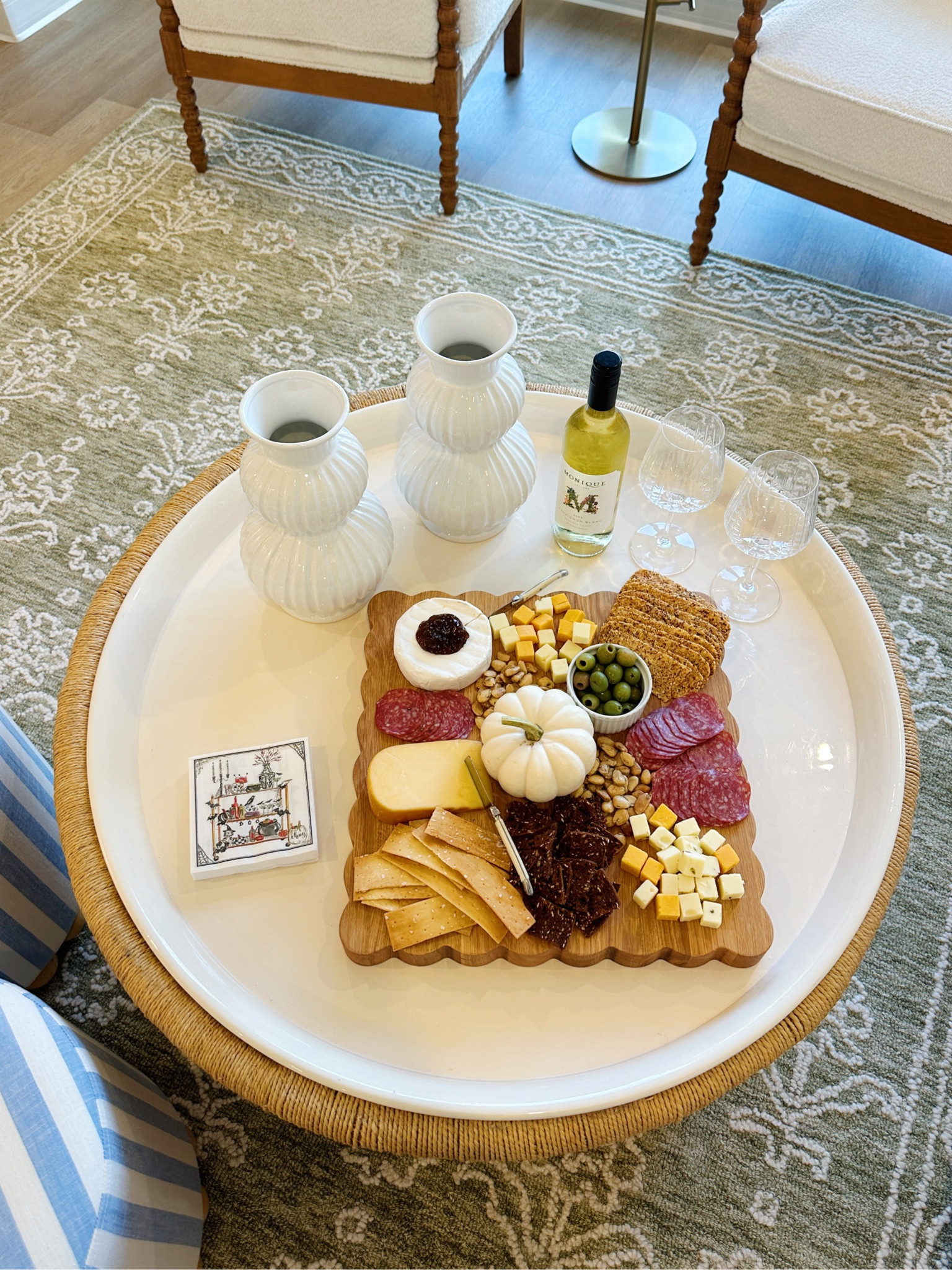 Cheeseboard night! I put together a little autumnal board this past week!🍂🧀 I used my new scalloped wood cutting board from ETU home! It’s great to keep in mind for a gift this holiday season!