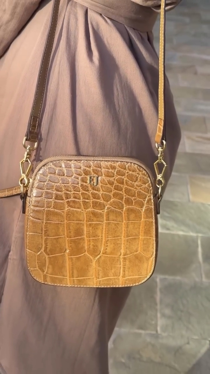 Some accessories quietly elevate everything you wear. This is one of them 
I’m always drawn to pieces that feel refined but still work for real life, and this Alli handbag from @ericjavits is exactly that. The craftsmanship is stunning, the silhouette is timeless, and the versatility makes it an easy yes for everyday wear, travel, and evenings out.
This is the kind of bag that doesn’t chase trends. It simply fits beautifully into your wardrobe, season after season.
Shop the Fall/Winter 2025 collection at EricJavits.com and use code SUZY10 for 10% off sitewide.


#LTKWorkwear #LTKOver40