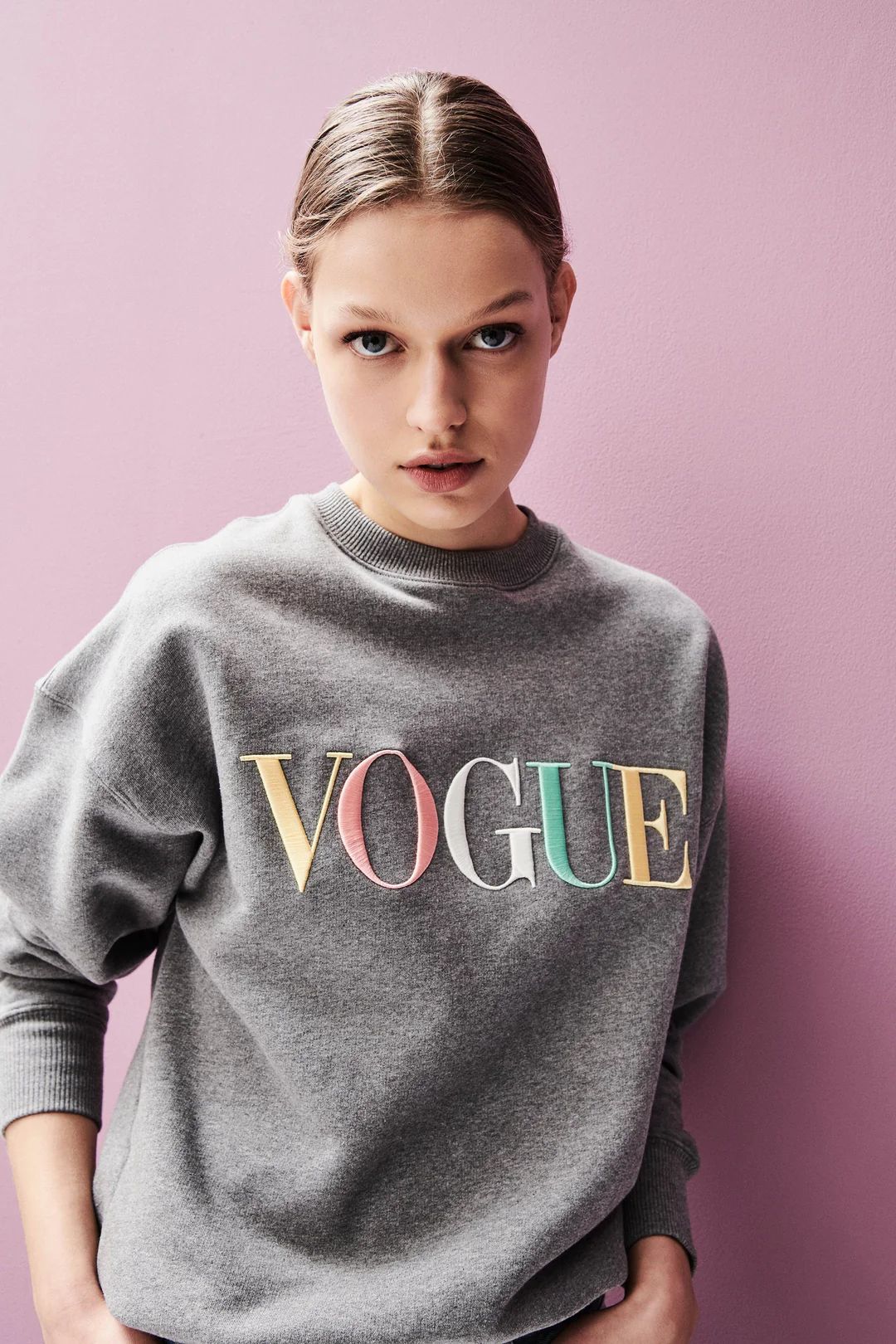 Sweatshirt VOGUE gris avec logo brodé coloré | Vogue FR