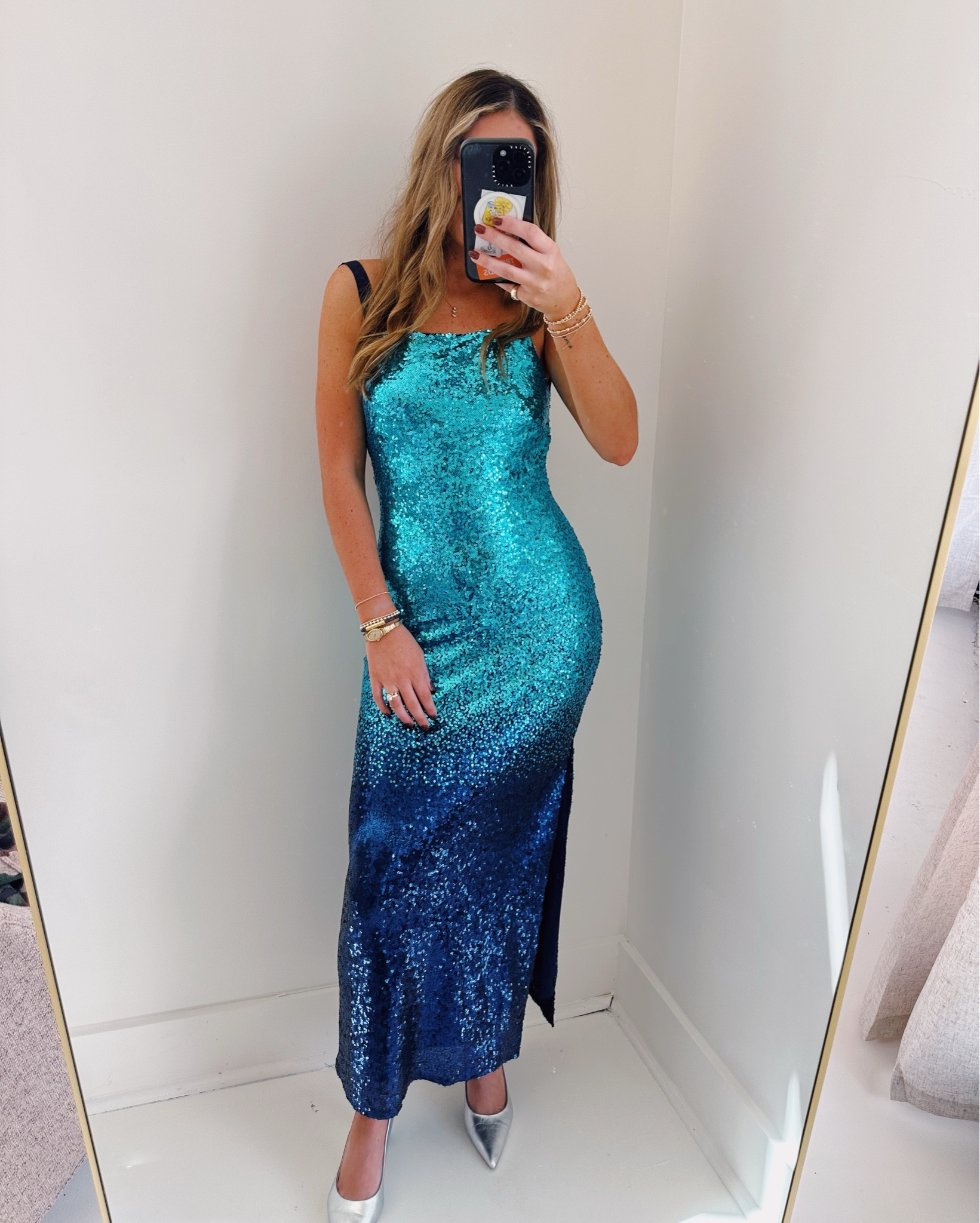 This sequin ombre dress is begging to be worn to an event !!! 💙💙🩵