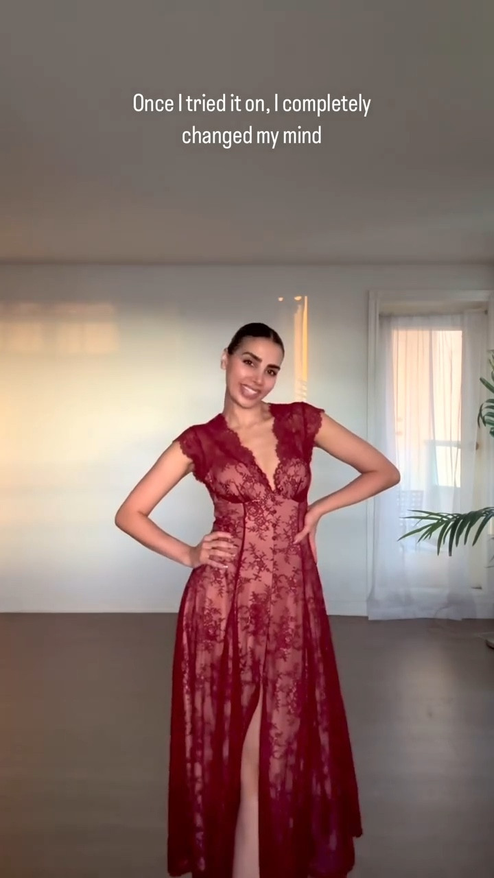 I didn’t think this lace dress would be for me — until I tried it on. The sculpted fit is so flattering and feels like the perfect Valentine’s dress. @popilush 

Elena15% over $120, Elena20% over $150.

#popilush#valentinedress#lacedress#elegantdress
