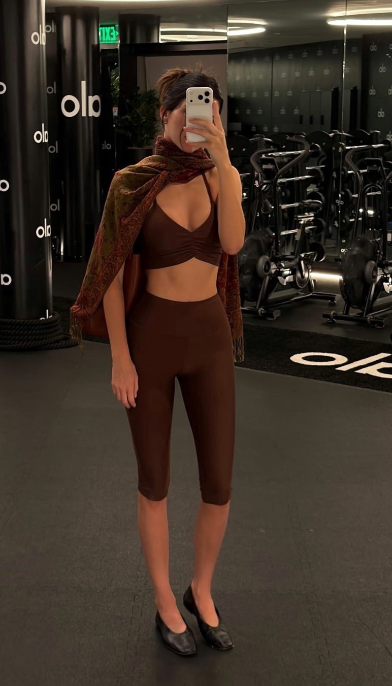 #KendallJenner sports the #Alo ‘airlift
divine bra’ ($78) + ‘16” high-waist airlift capri’ ($124) in brownstone. 🤎




#LTKActive #LTKfitnessgoals #LTKootd