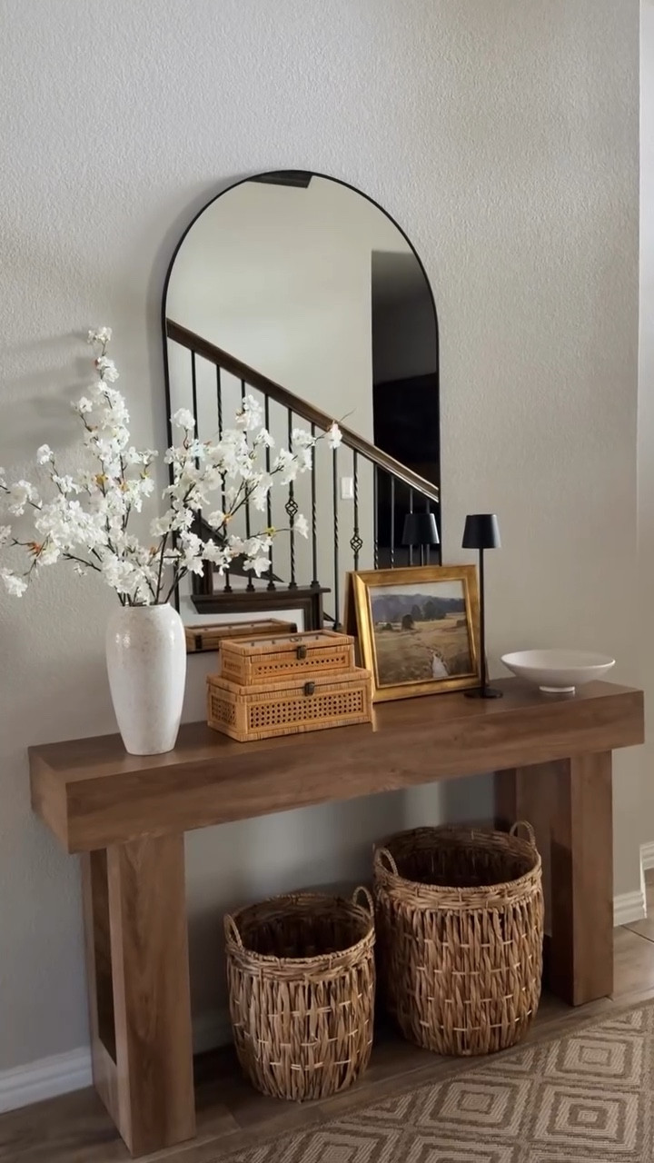 Console table decor for Spring 🌸

Con tan solo cambiar las decoraciones de lugar en la mesa del recibidor y agregar unas ramas de cherry blossom, inmediatamente se siente la llegada de la Primavera 🌷Espero te sirva esta idea y te animes a arreglar la entrada de tu casa! 🫶

Comenta YO si quieres los enlaces ✨

#consoletabledecor #entrywaytable #entrywaydecor #recibidores #latinaenusa 
Home Decor
Interior Design 
Interior Styling
Organic Modern 
Spring Decor
Dallas Texas