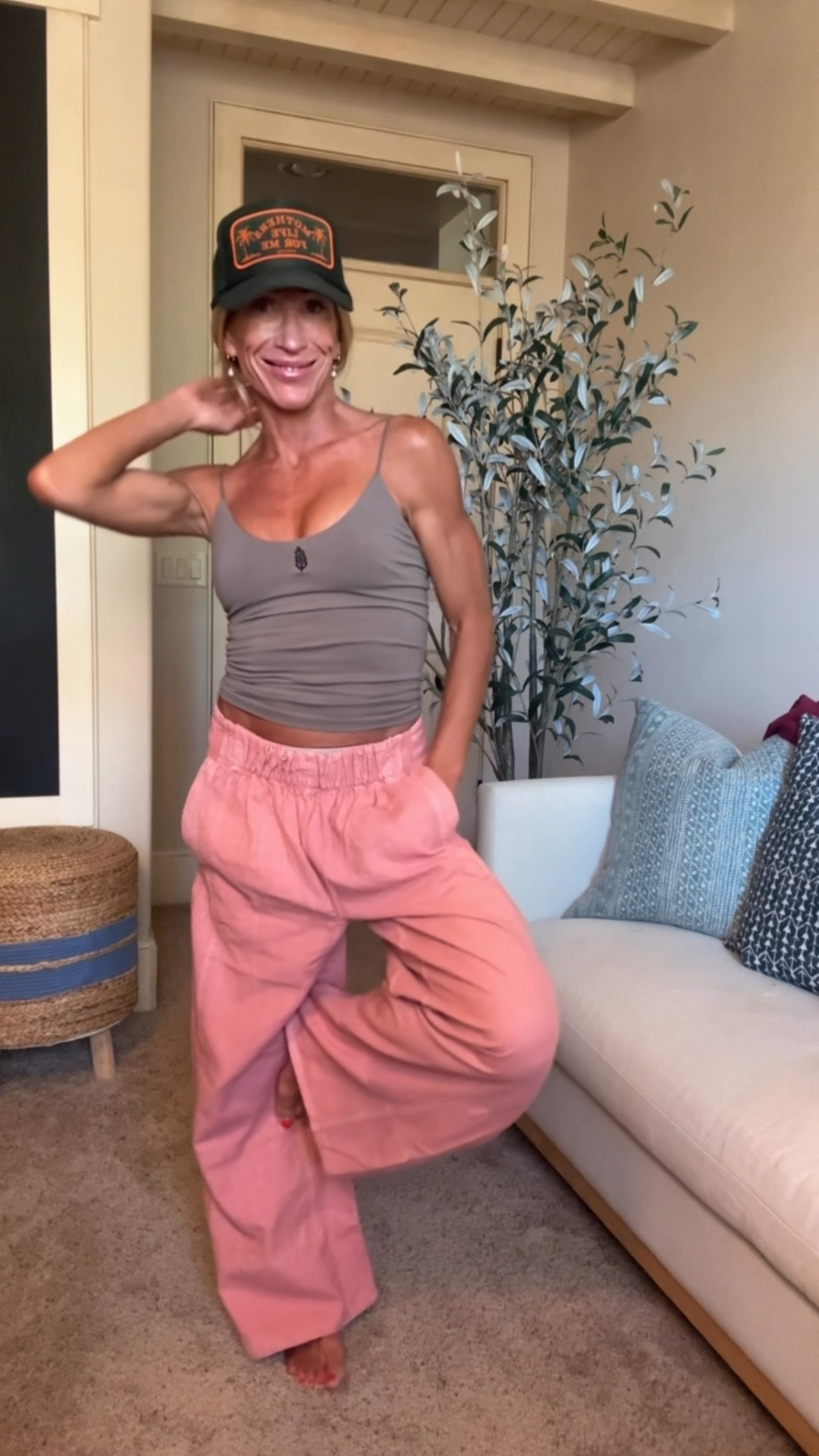 Pants xs 
Top xs 
Shoes tts 
Hat is Mommday on IG