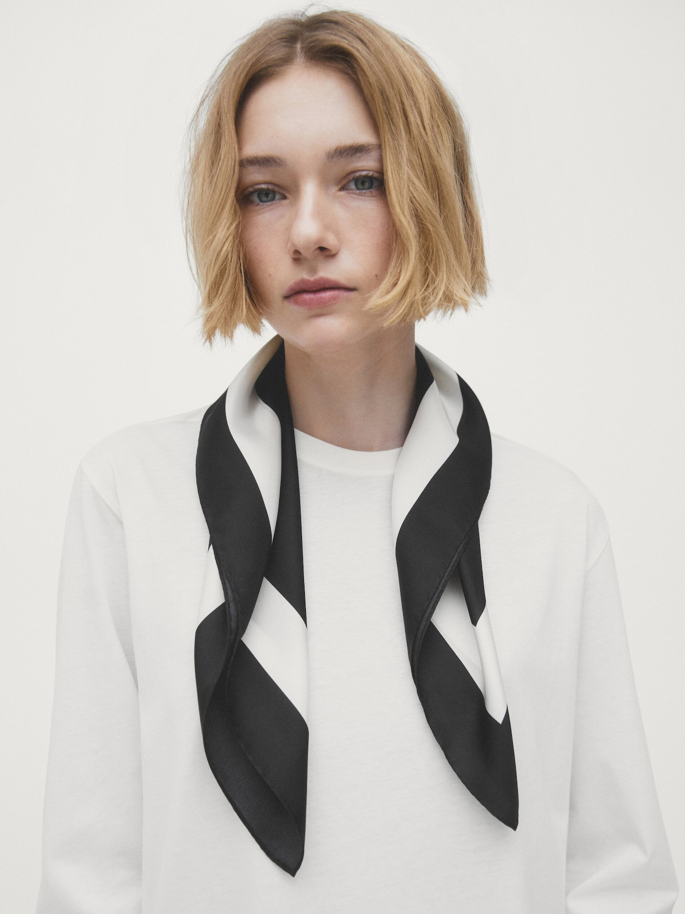 Contrast 100% silk pocket square | Massimo Dutti US