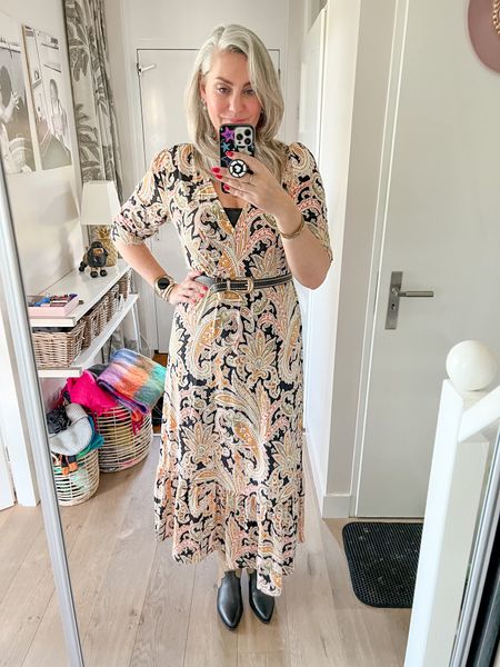 Outfits of the week

Paisley print midi dress (Norah, current, 40), belt Shoeby, Marant style boots from Sacha (tts). 



#LTKstyletip #LTKcurves #LTKeurope