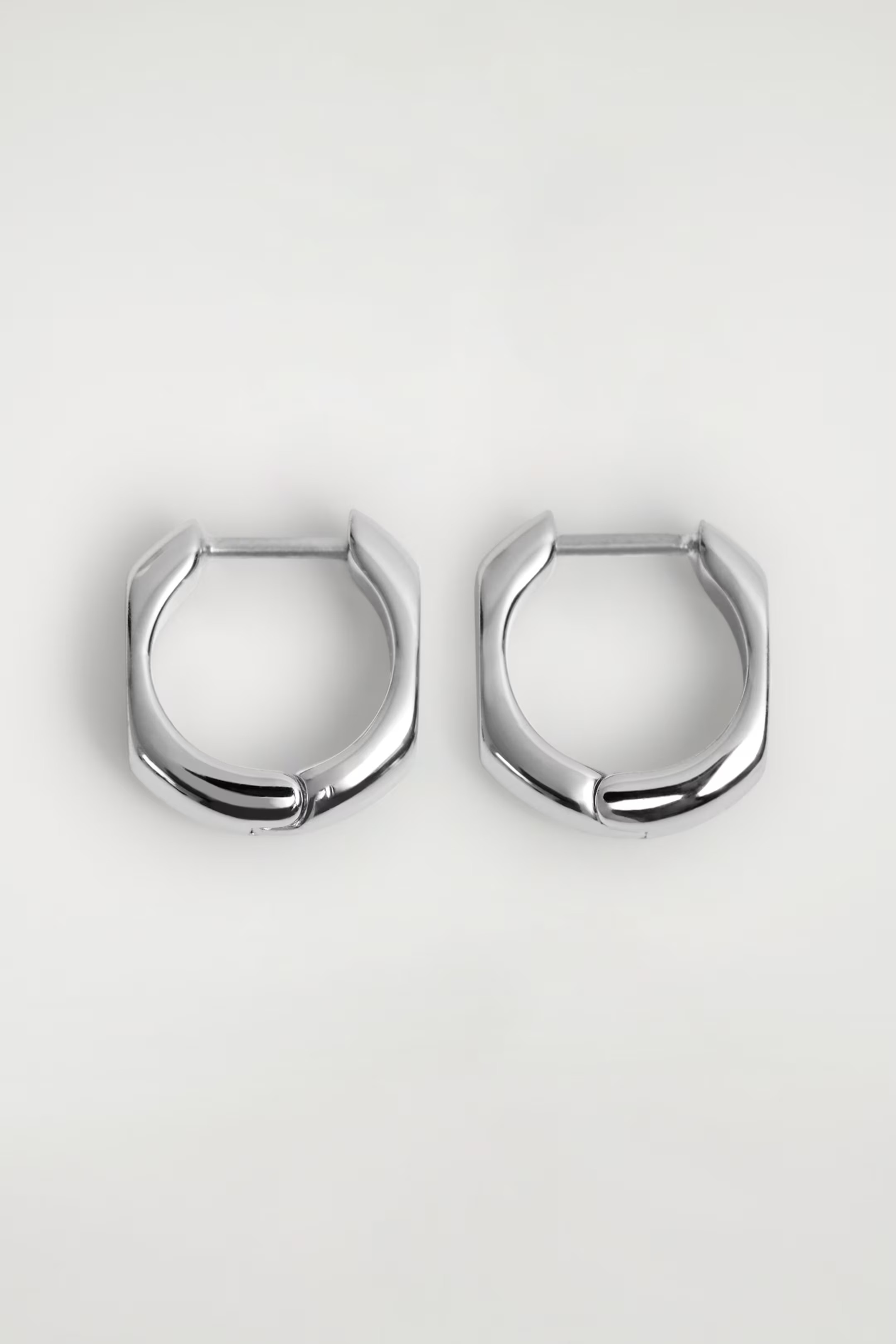 CHUNKY CURVED BANGLE - SILVER | COS | COS (EU)