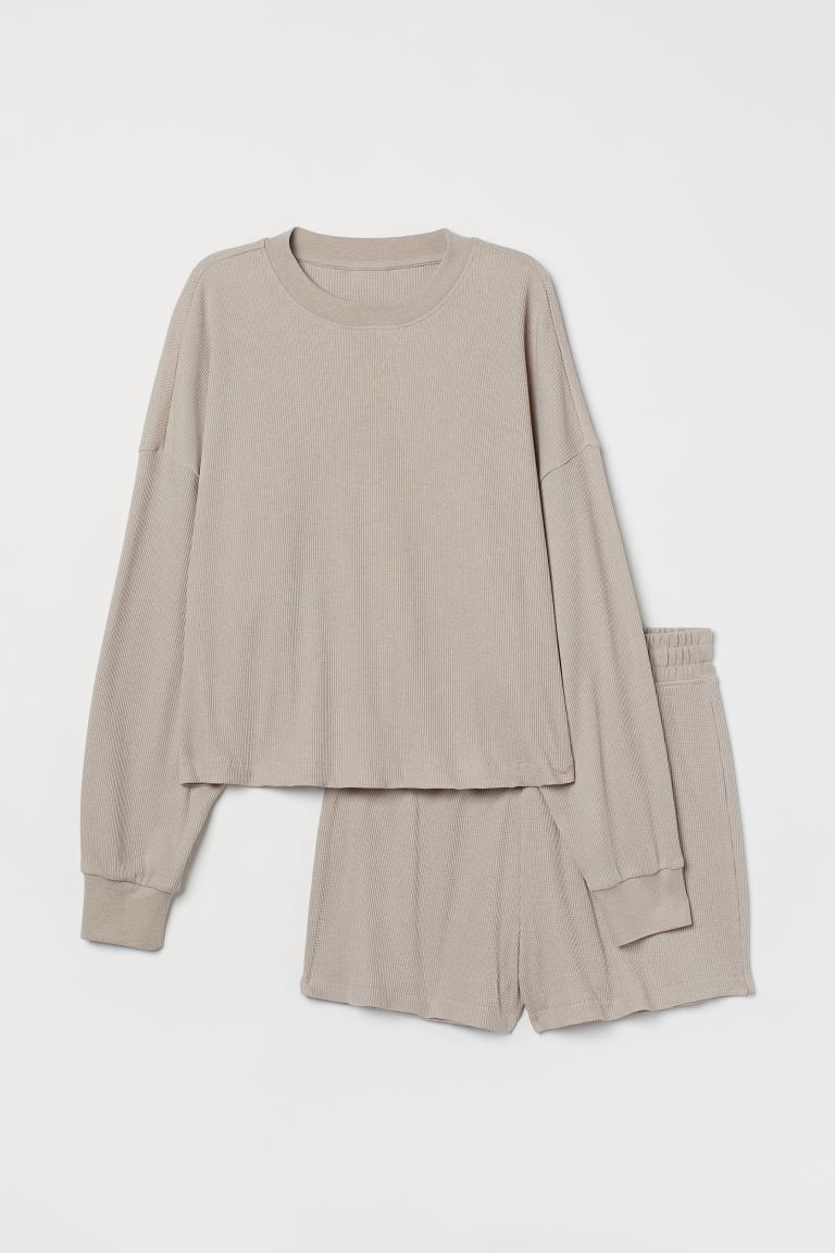 Pajamas with short, wide-cut top and shorts in soft, waffled jersey. Top with dropped shoulders, ... | H&M (US + CA)