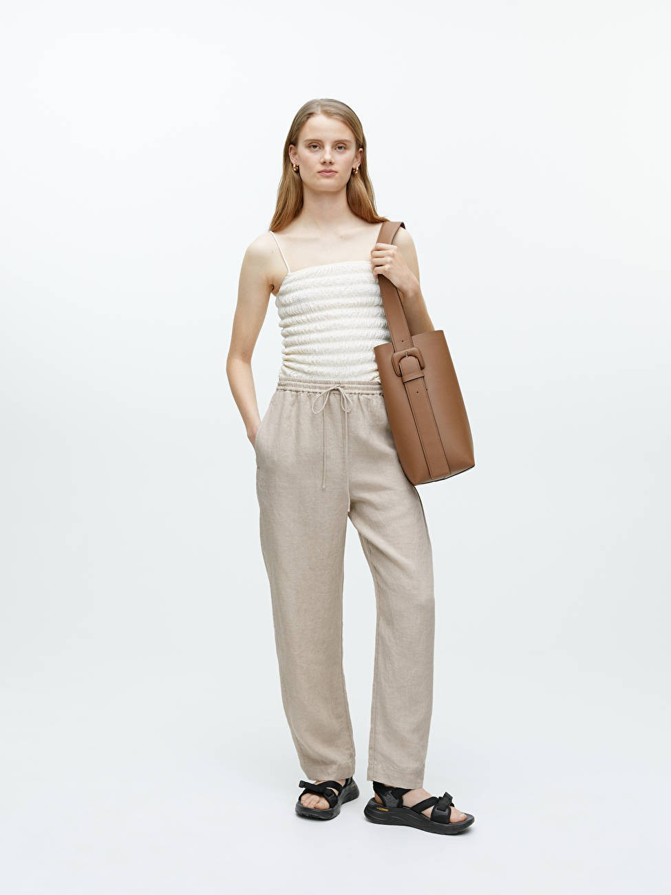 Leinenhose mit Barrel Legs - Beige - Trousers - ARKET DE | ARKET (EU)