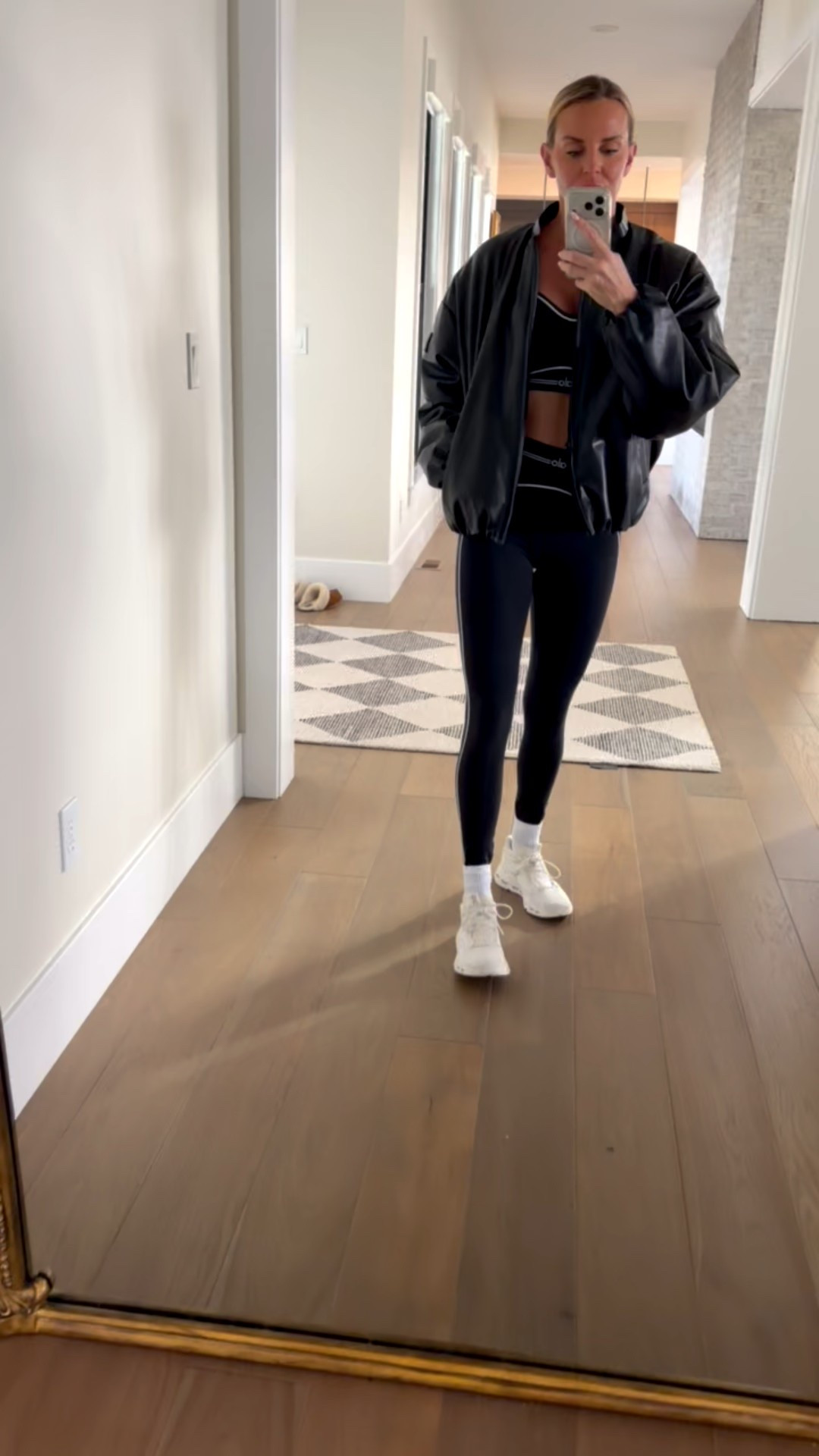 Cute new workout fit from Alo! 🖤