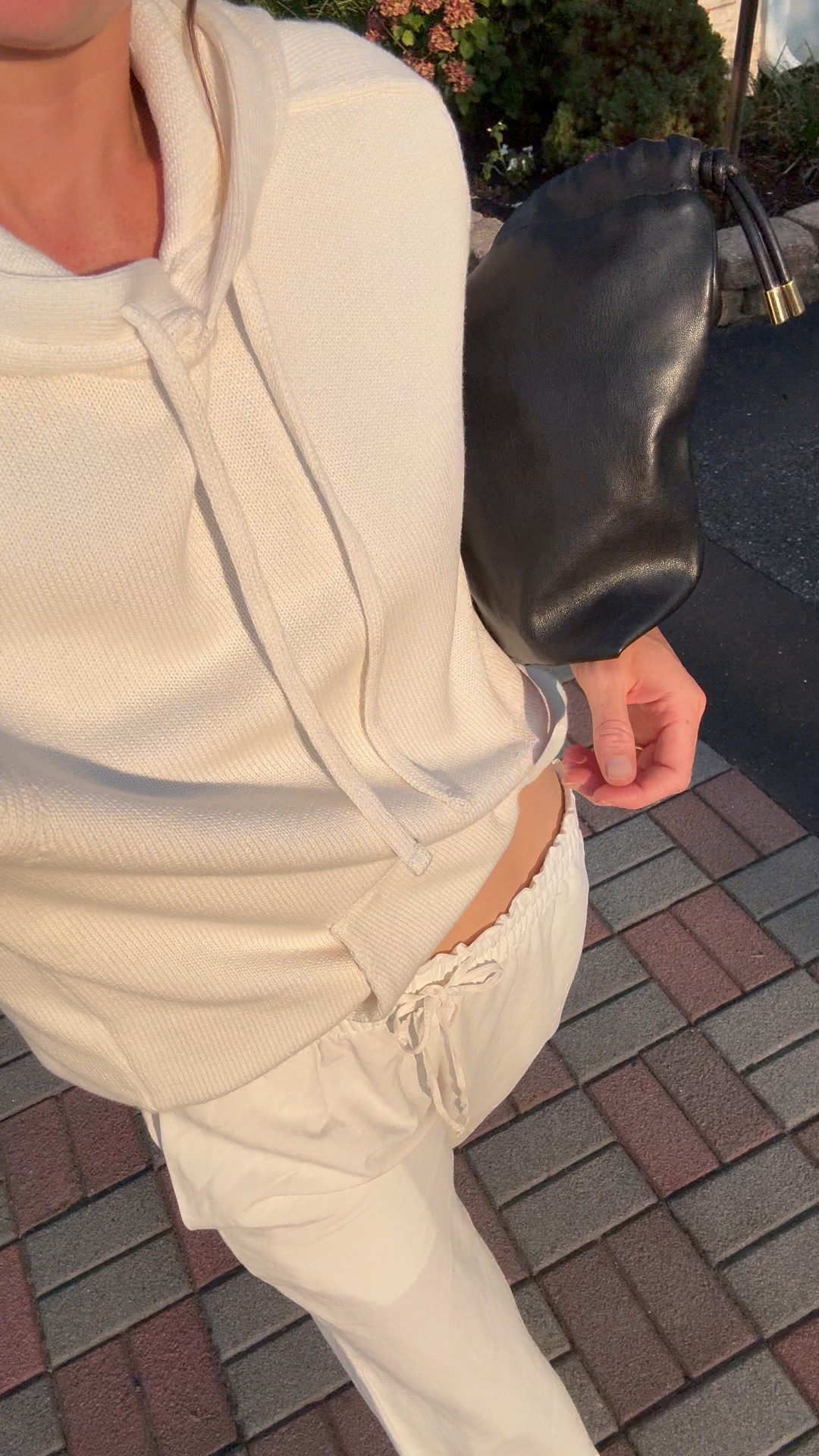 Sizing Notes - 🤍🐚✨
Hoodie: wearing a size small 
Pants: wearing a size 4 
sandals: run tts 