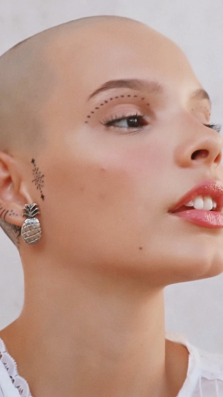 delineado de pontinhos +  cabeça raspada 

#LTKVideo #LTKbrasil #LTKbeauty