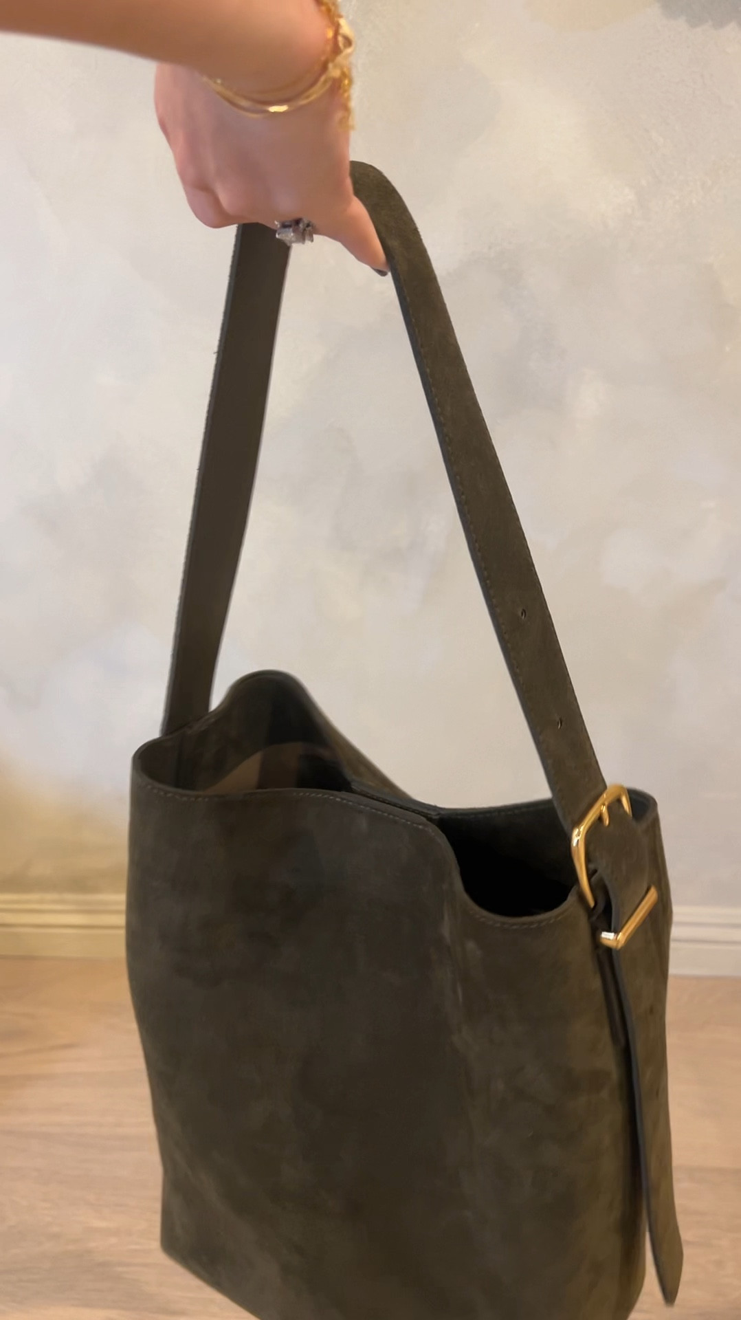 Bucket bag of my dreams! I got the olive suede tone but ALL the colors are just so beautiful! Quality is amazing and I’ve already gotten a lot of wear from it. On sale now! Mine is the larger size but they have a medium size too 


Madewell 
Bucket bag 
Tote bag
Suede handbag 
Suede bag 
Fall outfits 
Gifts for her 
Brown handbag
Leather handbag 




#LTKSaleAlert #LTKxMadewell #LTKVideo