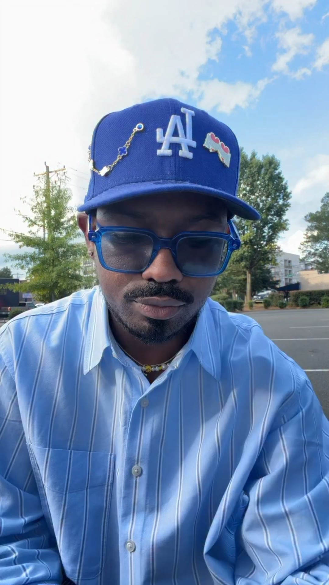 Falling into the fits.

pants: @gap
Button up: @uniqlousa 
Sneakers: @nike @travisscott 

#streetwear #fashionstyle #streetfashion #outfitinspo #fallfashiontrends #fallfashion #fallstyle #fashion