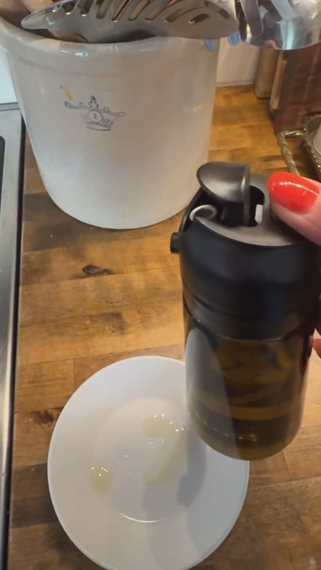 This oil sprayer/pour spout is perfect! We use it so much when cooking! 

#oil #cooking #oilsprayer #kitchengadet

#LTKFamily #LTKHome #LTKFindsUnder100