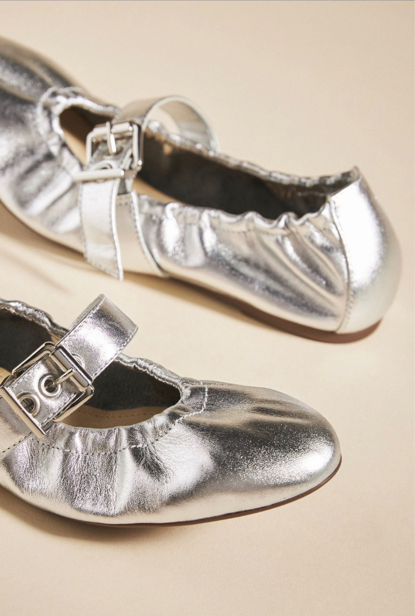 Omg 🤍 dying over these metallic silver ballet flats. Silver and the ballet flat is going to be huge for fall - shop now, these are selling out fast!!! 

Shoes: Schutz
Use code Schutz15 for 15% off right now! 

#sale #schutz #falltrend #fallshoes #metallic #ballet #balletslipper #musthave #fallstyle #fashion #fashionblogger #fashioninfluencer 

#LTKstyletip #LTKSeasonal #LTKFind