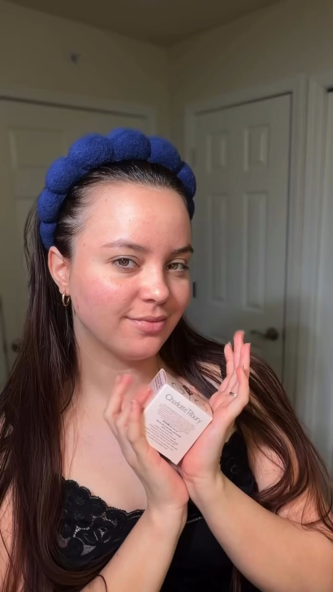 Unboxing de mis favoritos de Charlotte Tilbury 💖✨
No saben la emoción que sentí al abrir esta cajita… cada producto se ve aún más mágico en persona.

Probé varias de sus cremas (mi piel lo agradece 😍), ese iluminador icónico que deja un glow precioso ✨ y esta paleta Pillow Talk que simplemente es un sueño para looks suaves, femeninos y elegantes.

Definitivamente hay algo especial en cómo esta marca te hace sentir… como si cada detalle estuviera pensado para resaltar tu belleza natural 💫

Si quieres probarlos, puedes usar mi código:
CT-SOCZMGKN7L2 💕
#AD #MagicBeautyStars #unboxing @charlottetilbury