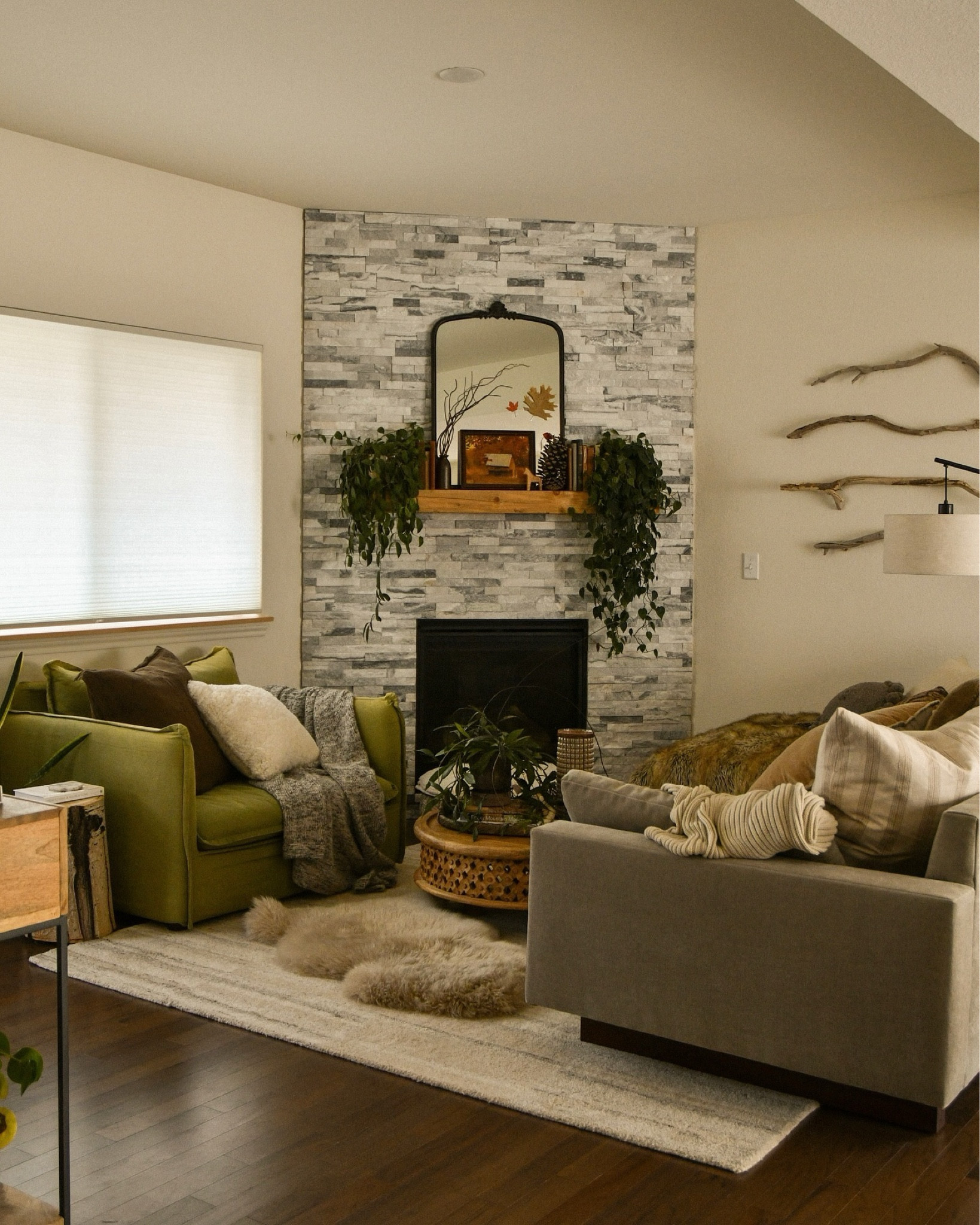 fall is slowly creeping in this year 🍂

#falldecorating #autumnmood #cozyhome cozy living room, cozy at home, homebody, earth inspired home decor