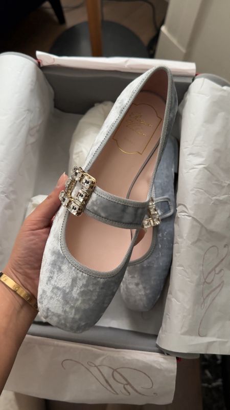 Roger vivier, Harrods, & other stories, Agolde, transitional style, transitional outfit, autumn outfit, autumn fashion, luxury fashion, velvet flats, mary jane flats, knit cardigan, slim fit jeans, shoe crush, shoe unboxing, autumn outfit ideas, style inspiration 

#LTKeurope #LTKstyletip #LTKSeasonal