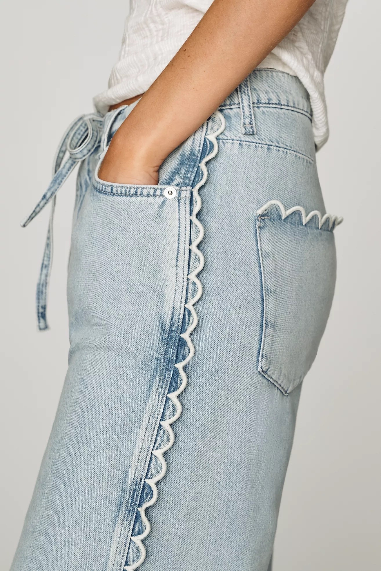 rag & bone Phoebe High Rise Wide Leg Jeans
rag & bone

Designed with a high-rise waist and a wide-leg silhouette, these jeans offer an easy fit with a relaxed feel. Crafted from a cotton-and-lyocell blend, they're finished with a drawstring waistband and pull-on styling for everyday comfort

#LTKootd #LTKTravel #LTKWorkwear