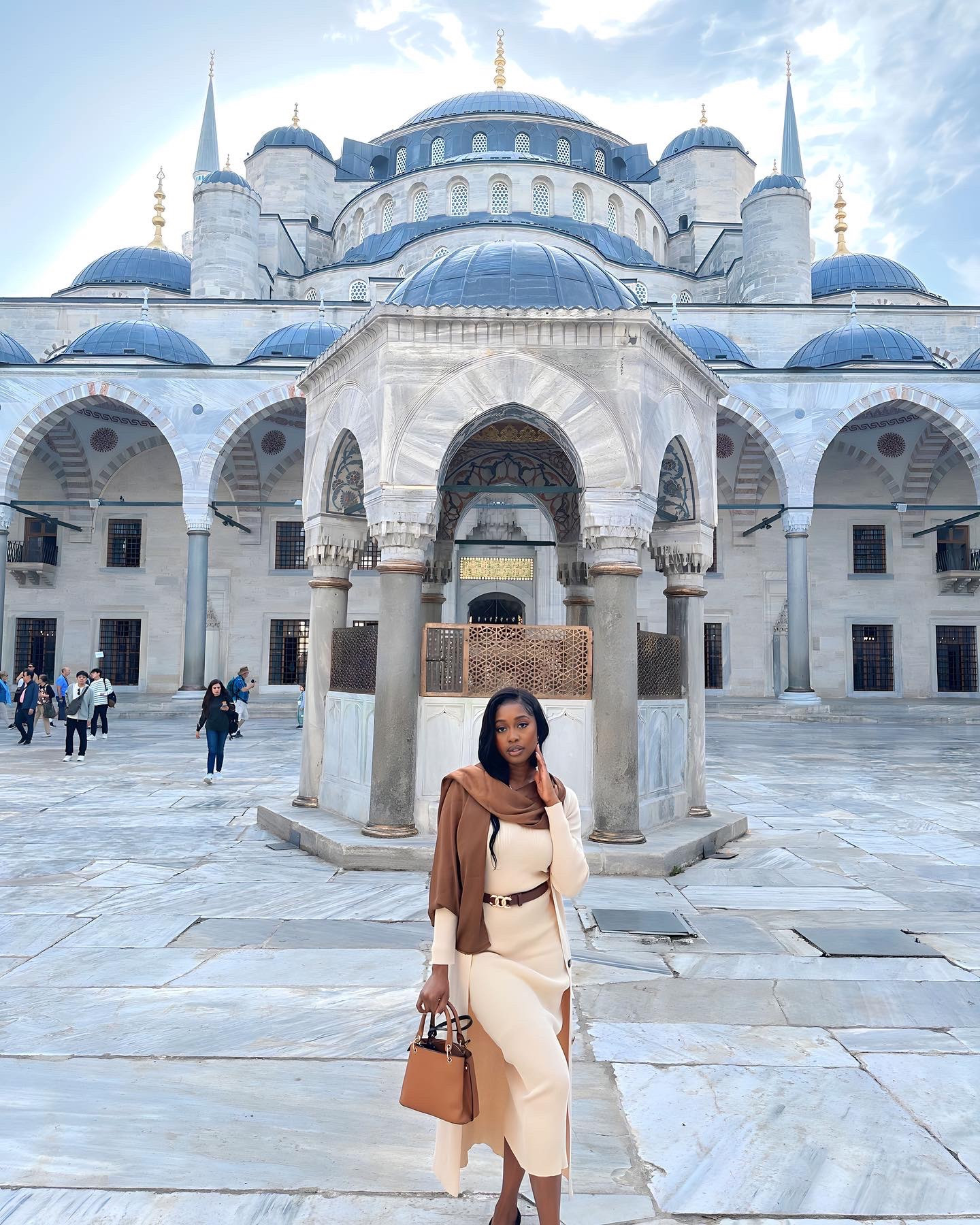 The SHEIN Modely Solid Sleeveless Sweater Dress paired with a Button Front Cardigan creates the perfect modest outfit, ideal for a visit to the Blue Mosque. The sleeveless sweater dress offers comfort and style, while the button-front cardigan adds a touch of elegance. 
Pair with a brown accessories like a brown bag, scarf and belt .
Details : US Small (4)
————

Perfect modest outfit for the Blue Mosque: SHEIN Modely Solid Sleeveless Sweater Dress, Button Front Cardigan, Chic, Elegant, Comfortable, Respectful attire, Modest attire, neutral colored clothes, neutral fall clothes 

#LTKstyletip #LTKeurope #LTKtravel