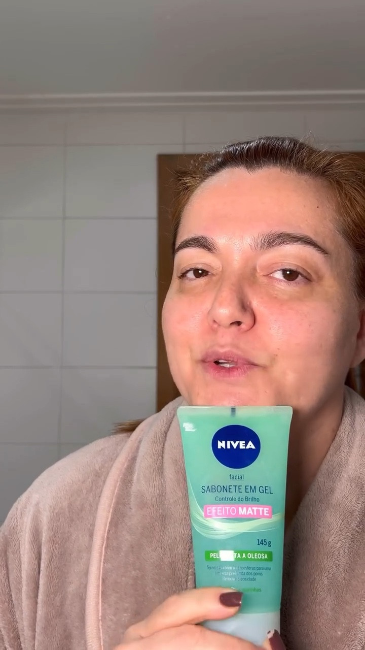 NIVEA SABONETE FACIAL EM GEL PURIFICANTE EFEITO MATTE
Reduz o excesso de oleosidade
Proporciona o efeito matte
Limpa profundamente
Para peles mistas
Fórmula enriquecida com vitamina E
0% de microplástico*
Fórmula 99% biodegradável
.
Benefícios 
NIVEA HIDRATANTE FACIAL BELEZA RADIANTE 7 EM 1
REDUZ APARÊNCIA DE MARCAS ESCURECIDAS
CONTROLA A OLEOSIDADE
UNIFORMIZA O TOM
ILUMINA
HIDRATA
COM PROTEÇÃO UVA / UVB
EFEITO MATTE
USO diário !!

Eu amei !!! Quem aí já conhecia ou vai experimentar?
.
.
#nivea #hidratantenivea #skincare #limpezafacial #hidratantefacial #sabonetefacial #beautyinfluencer #influenciadoradigital