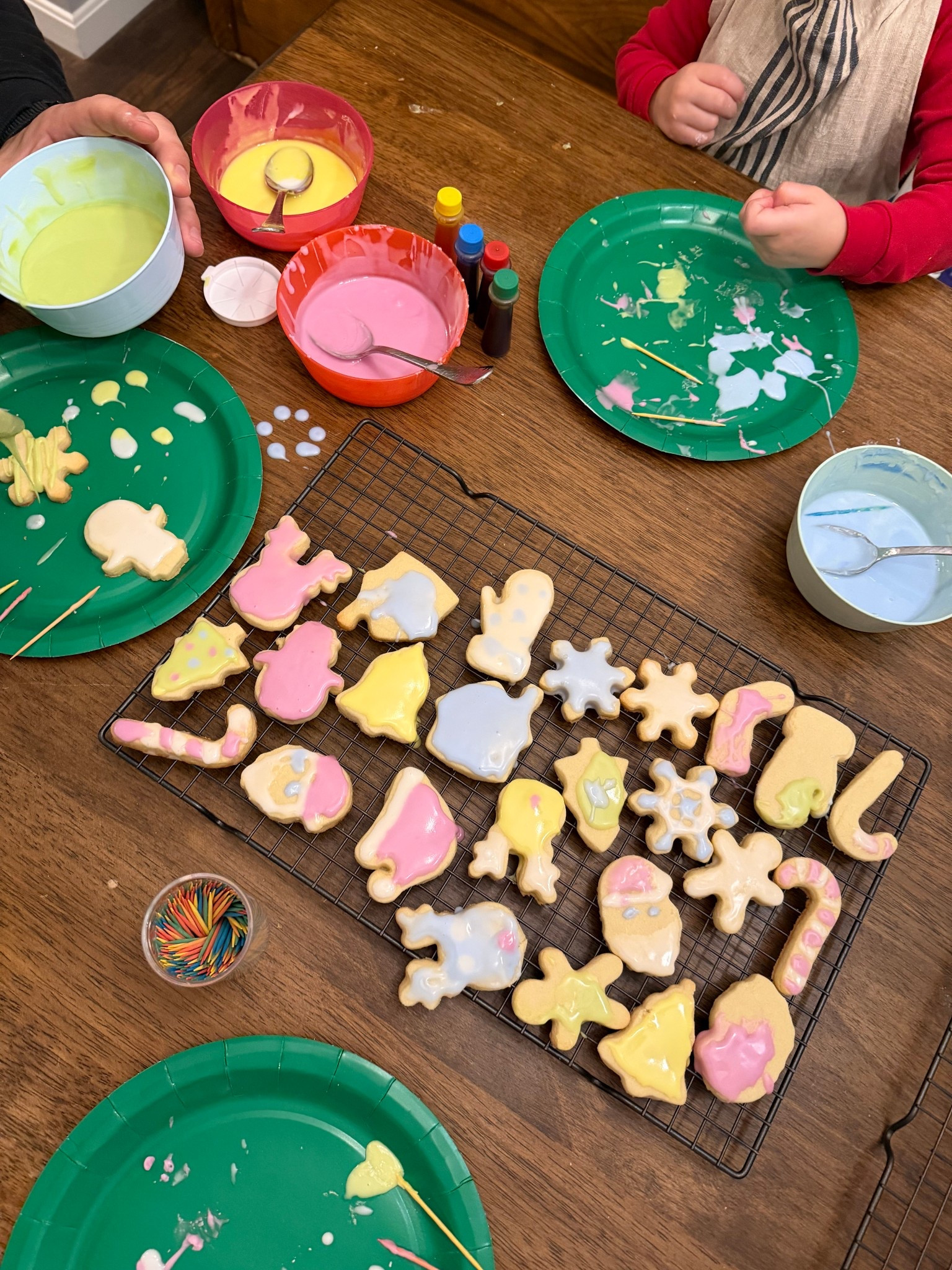Decorating Christmas cookies with our 3 year old! We found this dye free food coloring at Target and it made for very cute treats. ❄️🎄🎅🏻🧤

#LTKmomlife #LTKfoodie #LTKHoliday
