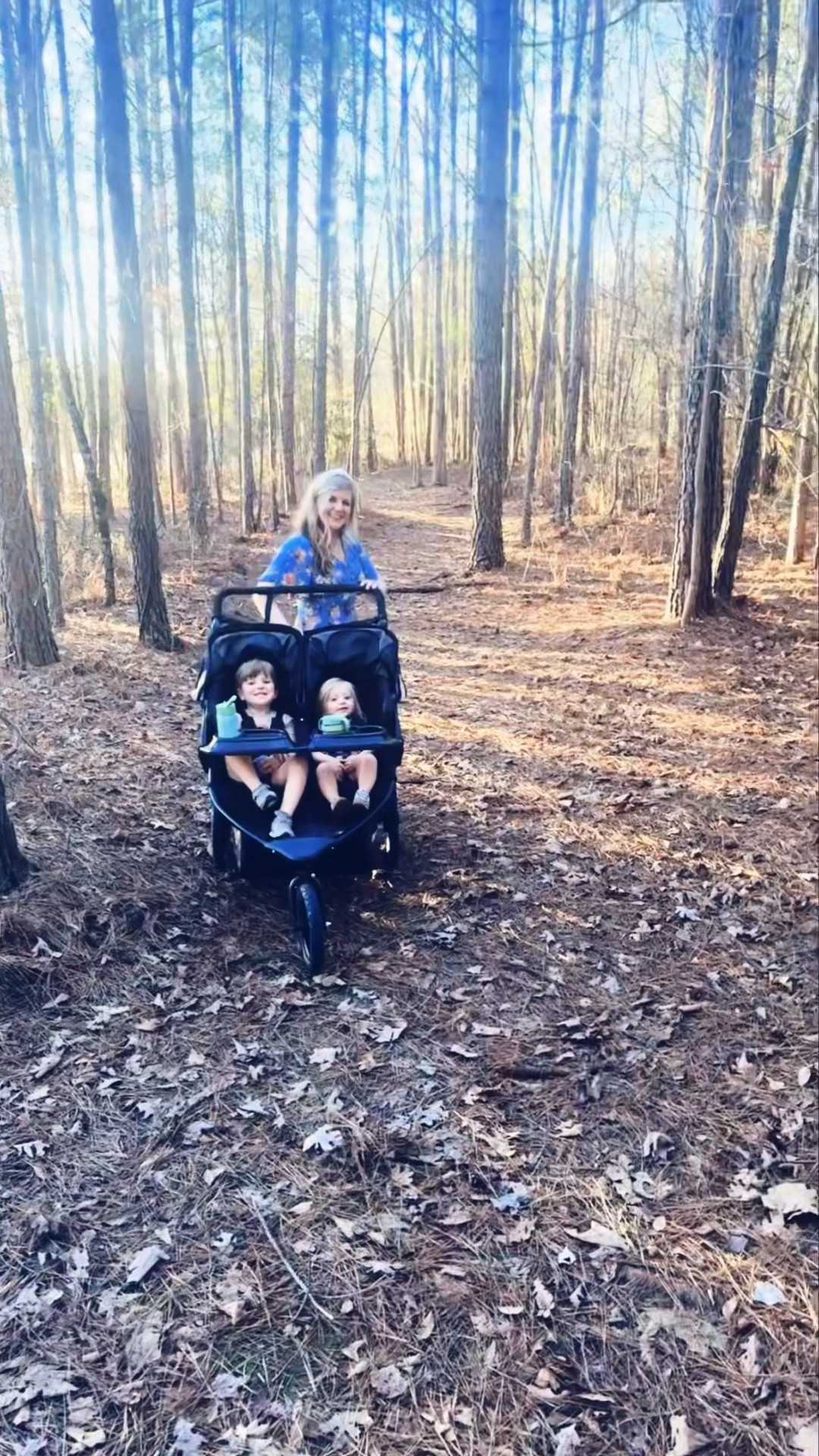 This gorgeous evening ☀️ called for a little sunset 🌅 adventure trail walk in the woods!! 🌲 Happy Friday and hellooo weekend!! 🫶🏽