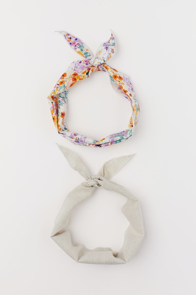 Scarves in satin that can also be tied as a hairband. One with a printed pattern. Size 10 1/4 x 3... | H&M (US + CA)