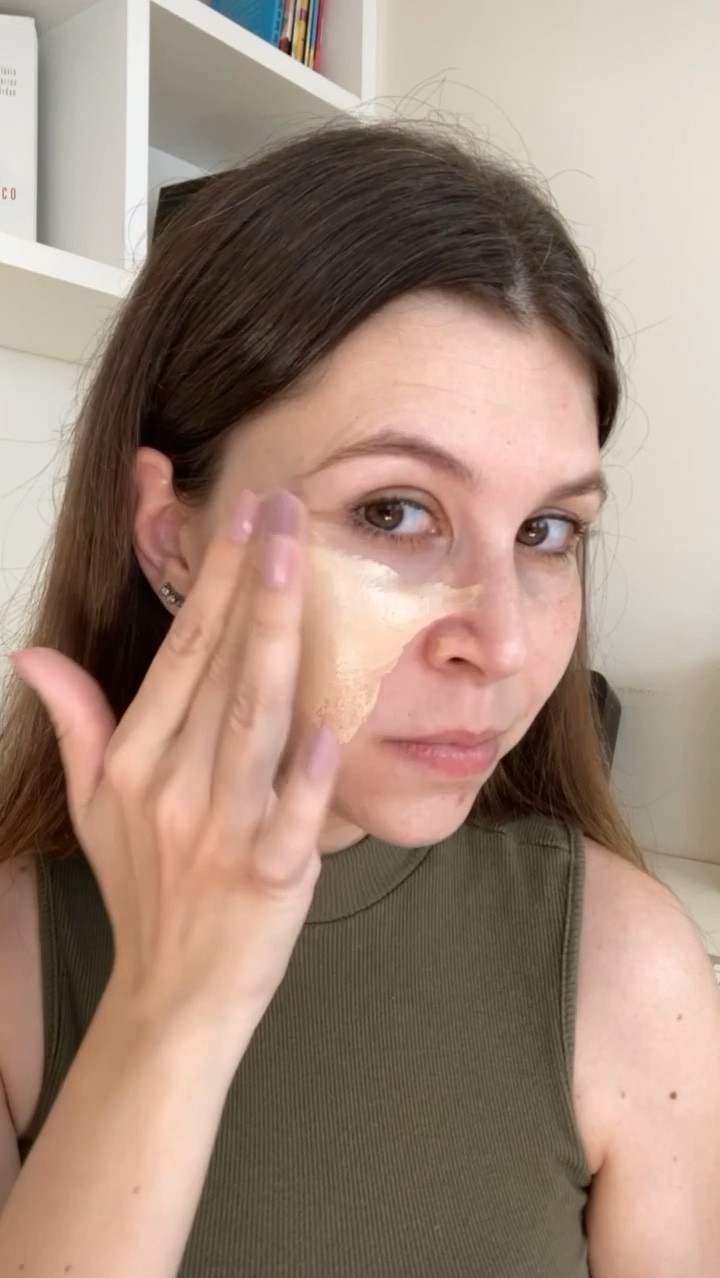 Esse é o famoso protetor solar com cor e alta cobertura da La Roche-Posay, o Anthelios Ultra Cover FPS60! 

Minha pele é mista e se adaptou bem a ele em relação a textura. Ele cobriu todas as minhas manchinhas de melasma! 

No vídeo estou usando a cor 2.0, que é a primeira cor da cartela do Ultra Cover, e apesar da cobertura ser maravilhosa, achei que essa cor ficou um pouco escura e amarelada para mim. Então ainda prefiro o Anthelios Airlicium que tem a cor 1.0 na cartela e se adequa melhor ao meu tom de pele, apesar de ter uma cobertura mais leve! Também tem vídeo dele aqui na minha Shop para você conferir! 😉

#laroche #larocheposay #protetorsolarcomcor 
#LTKBrazil

#LTKbeauty #LTKbrasil