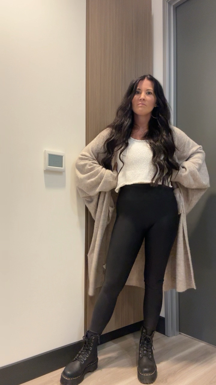 Am I hoping fall gets here sooner in this outfit ?! ✨🖤