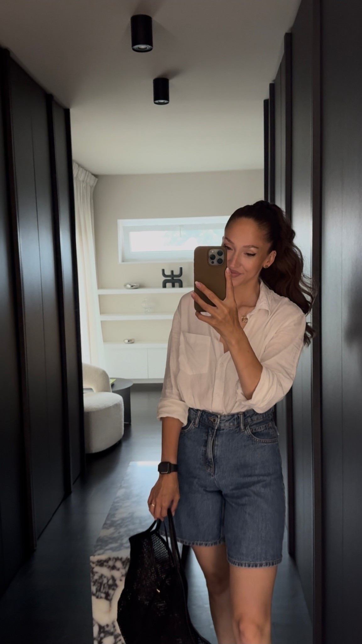 Back to the Bermudas.
Der Sommertrend schlechthin: Bermuda-Shorts! 🖤 Lässig, clean und doch mit Struktur – kombiniert mit einem klassischen weißen Hemd entsteht ein Look, der immer geht. Perfekt für City-Days, Office-Casual oder den Wochenend-Vibe.

#LTKsummer #LTKstyletip #LTKdeutschland