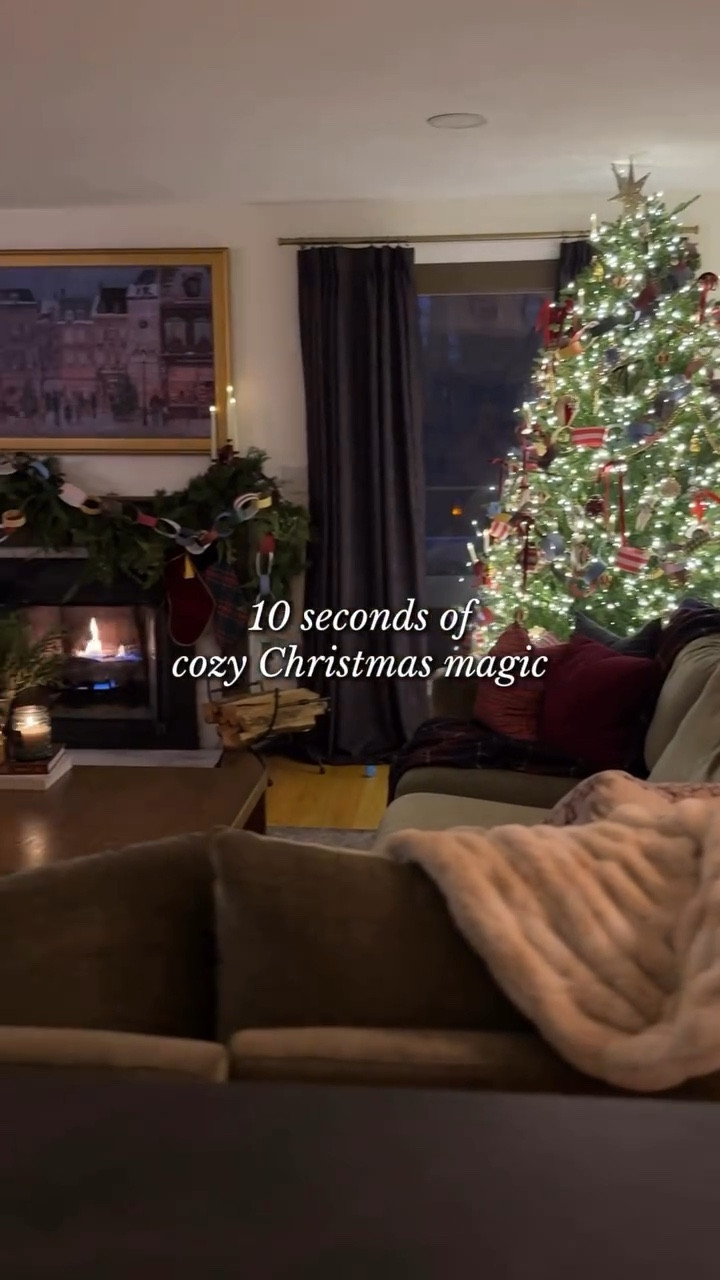 Cozy Christmas decor! Traditional Christmas decor Something about this Christmas is feeling extra nostalgic 🌲✨🎅🏼❤️

#nostalgia #nostalgic #nostalgicchristmas #christmasmagic✨ #traditionalchristmas #christmasdecor #cozychristmas #ltkhome