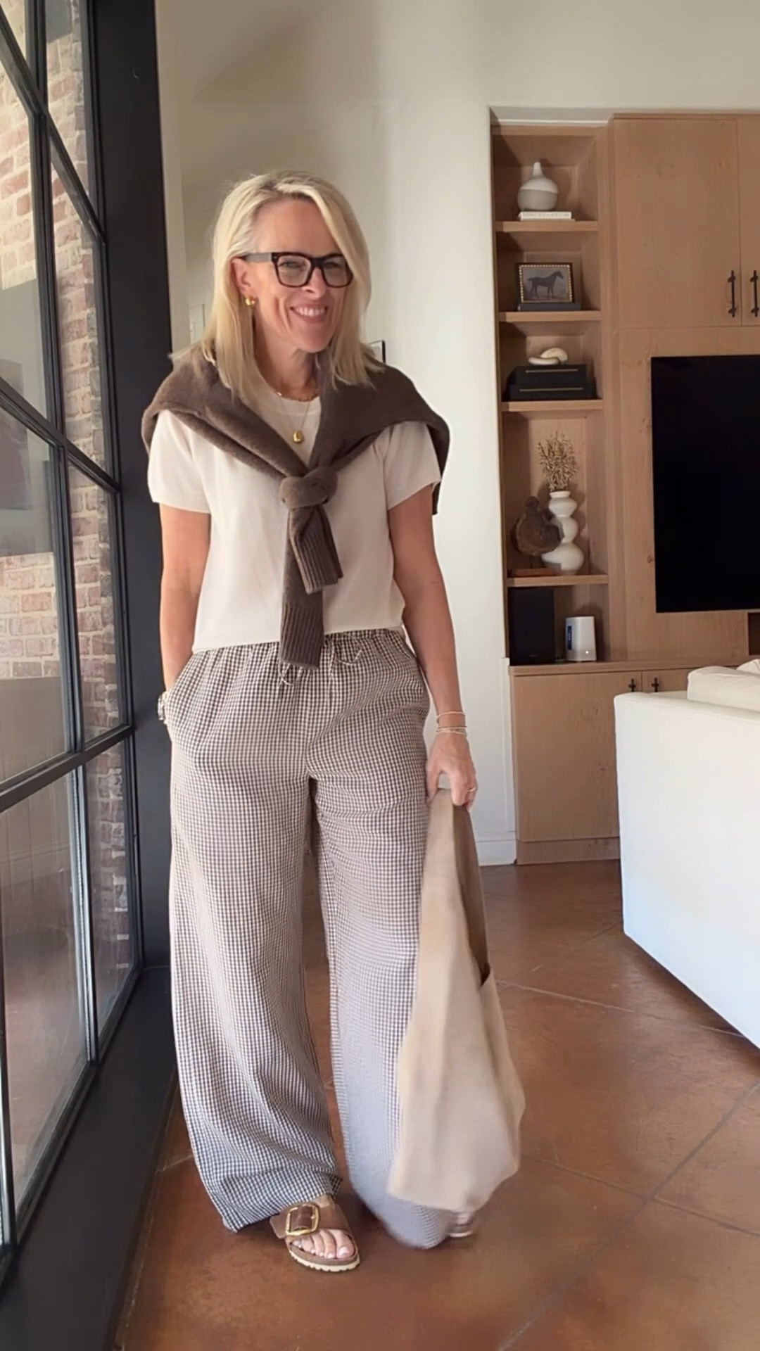 The @Aritzia lodge pants in checked linen pattern 

Normally the lodge pants fit tts for me but I did size up to a medium in these

Style 3 ways here’s 

#LTKdayinmylife #LTKgrwm #LTKOver40